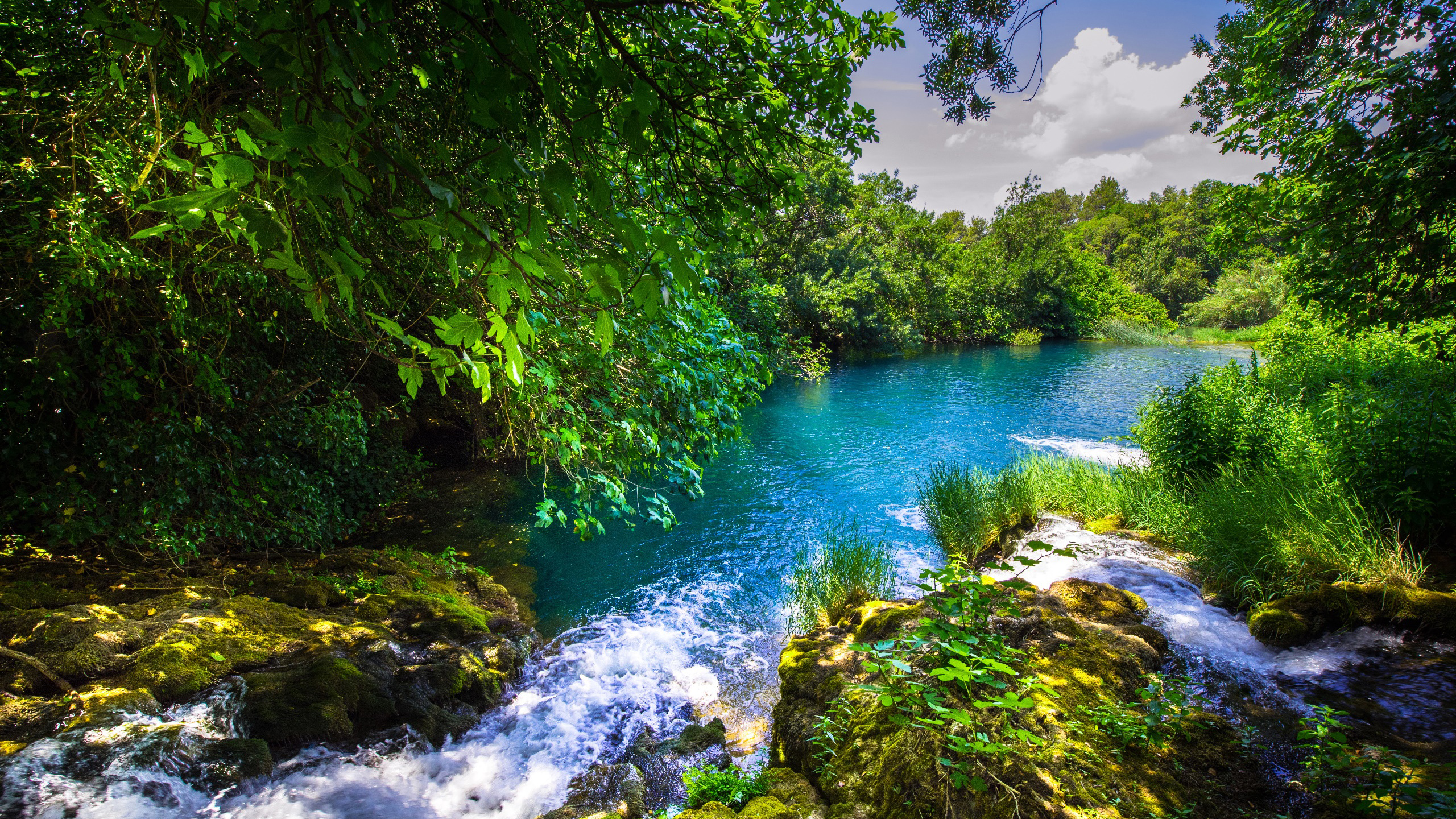 炎炎夏日,湖泊,蓝天