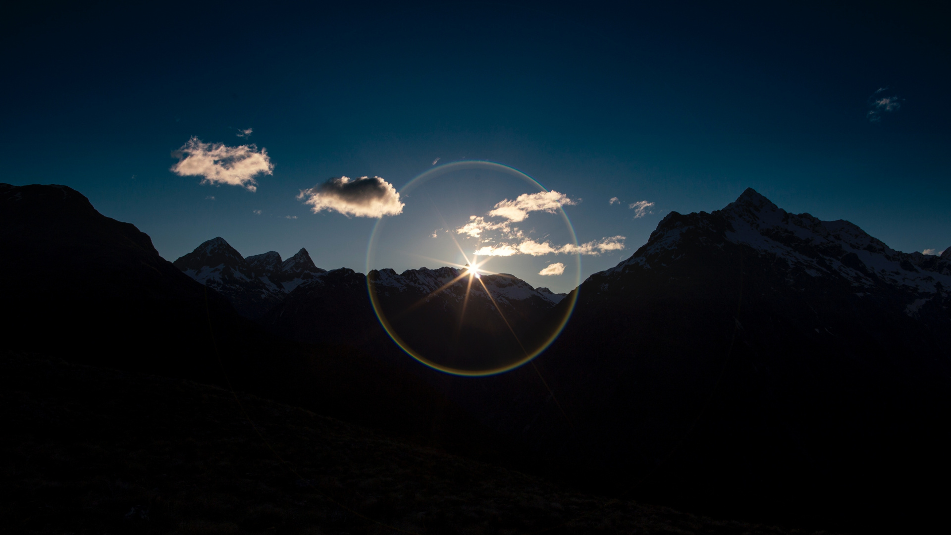 蓝天白云,阳光,光圈,山阴