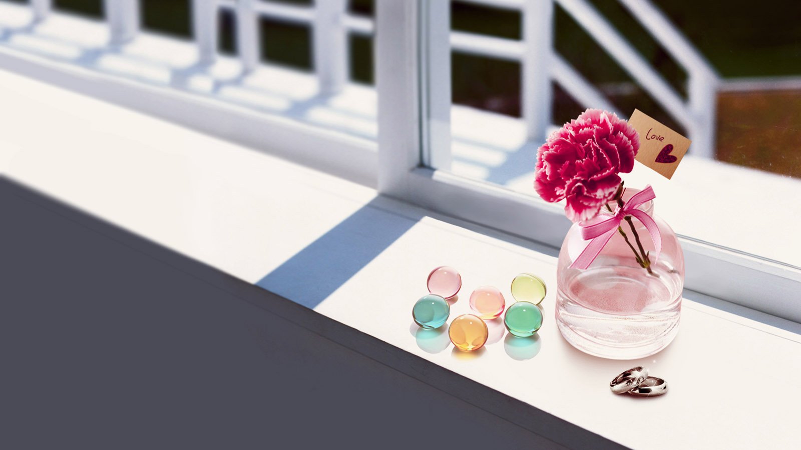 爱情美图,唯美温馨,窗角的幸福