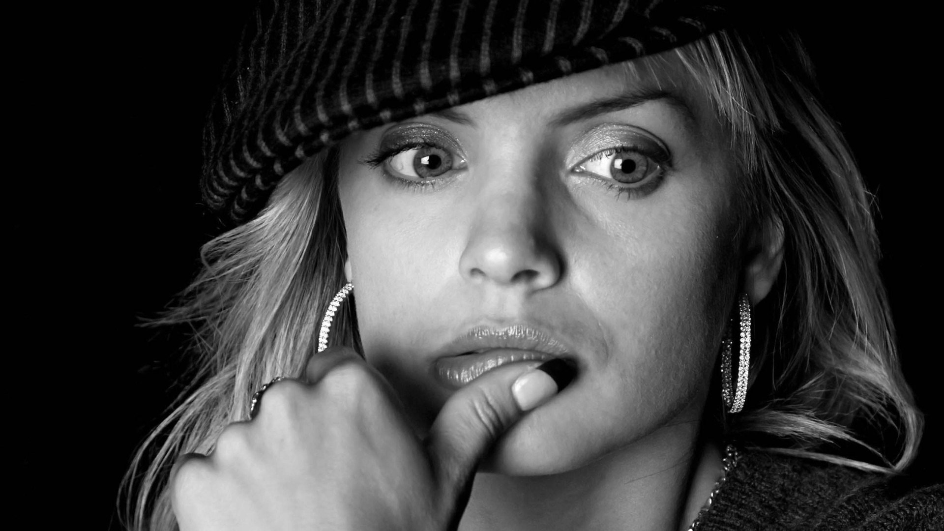 明星,米娜·苏瓦丽,Mena,Suvari