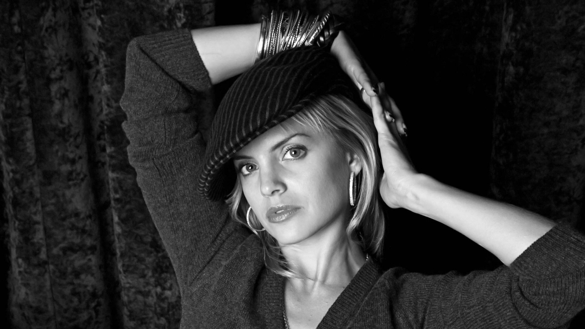 明星,米娜·苏瓦丽,Mena,Suvari