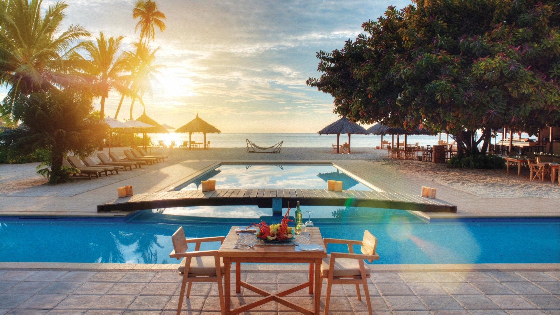 风景,度假,旅游胜地,晚霞,夕阳,落日,泳池,别墅,晚餐,餐桌,儿童桌面专用