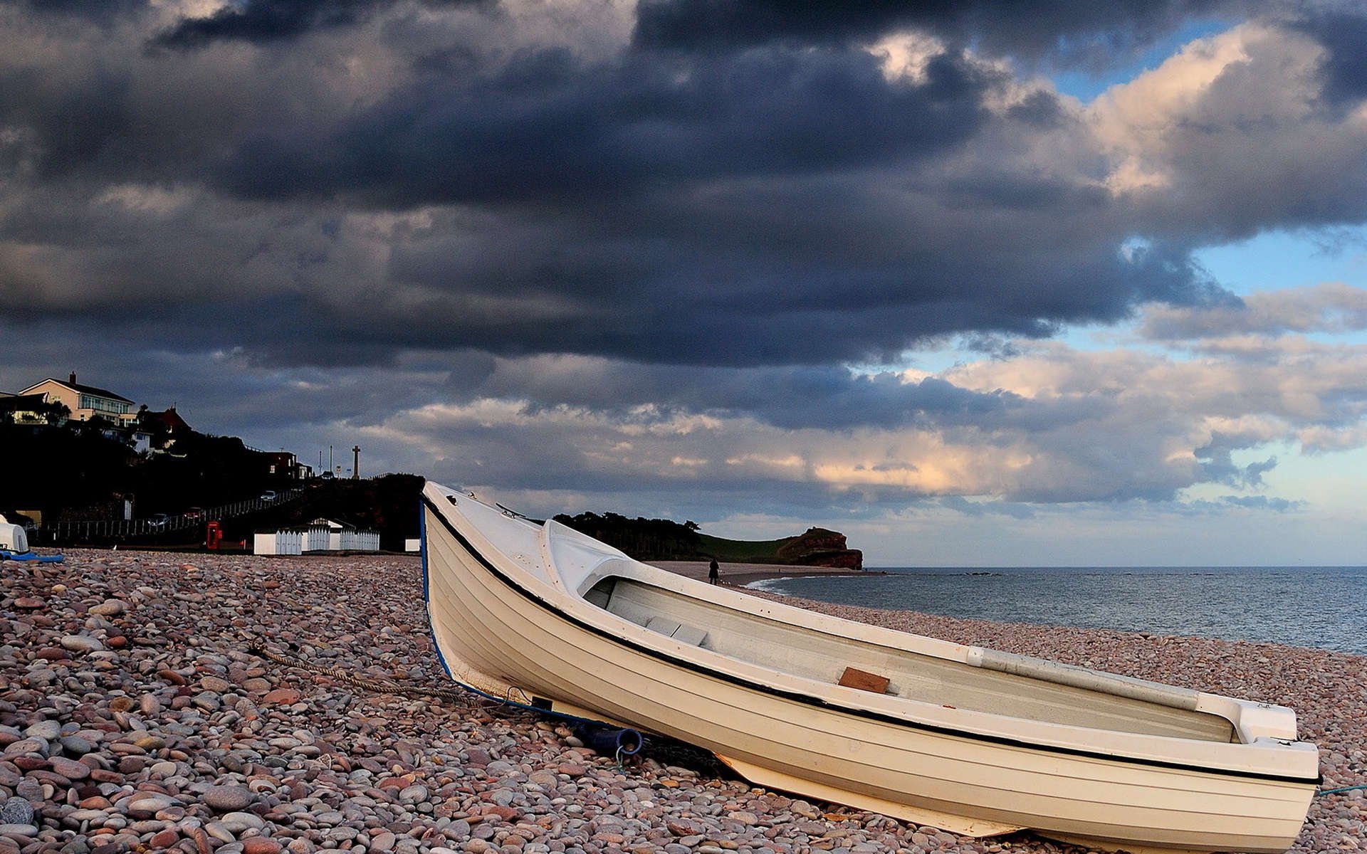 自然,风光,风景,船,帆,扬帆起航,远行,出发,阴天,乌云,海边,岸边,搁浅