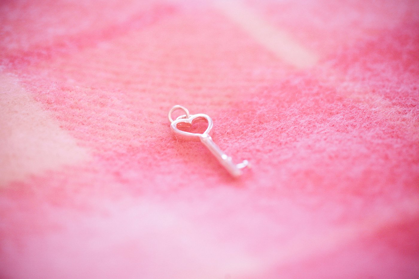 不合时宜的牵挂,浪漫,爱情,情感,心,love,温馨,清新,钥匙,床单,粉色