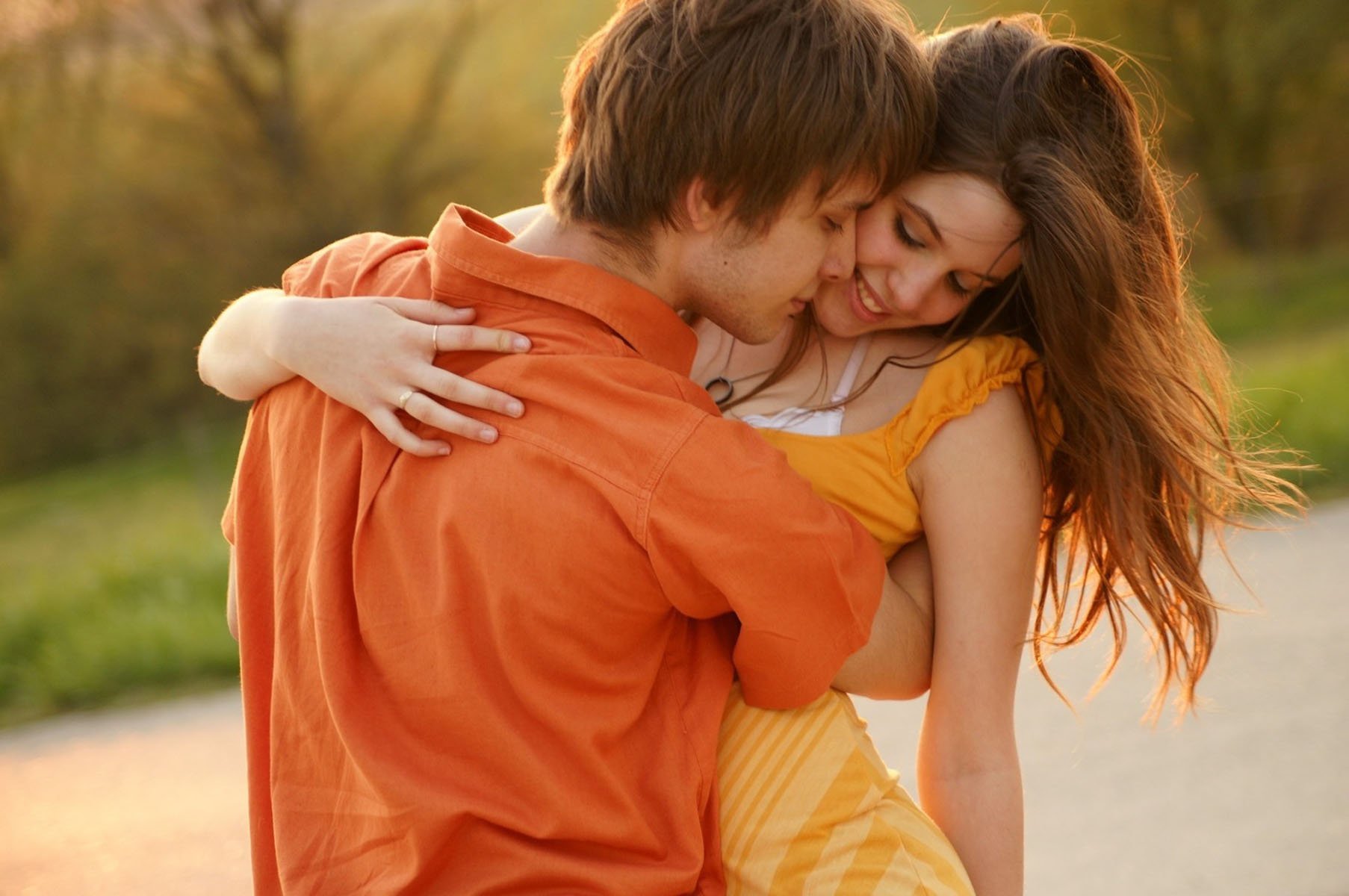 情感,情侣,爱情,浪漫,陪伴,拥抱,甜蜜,依依不舍