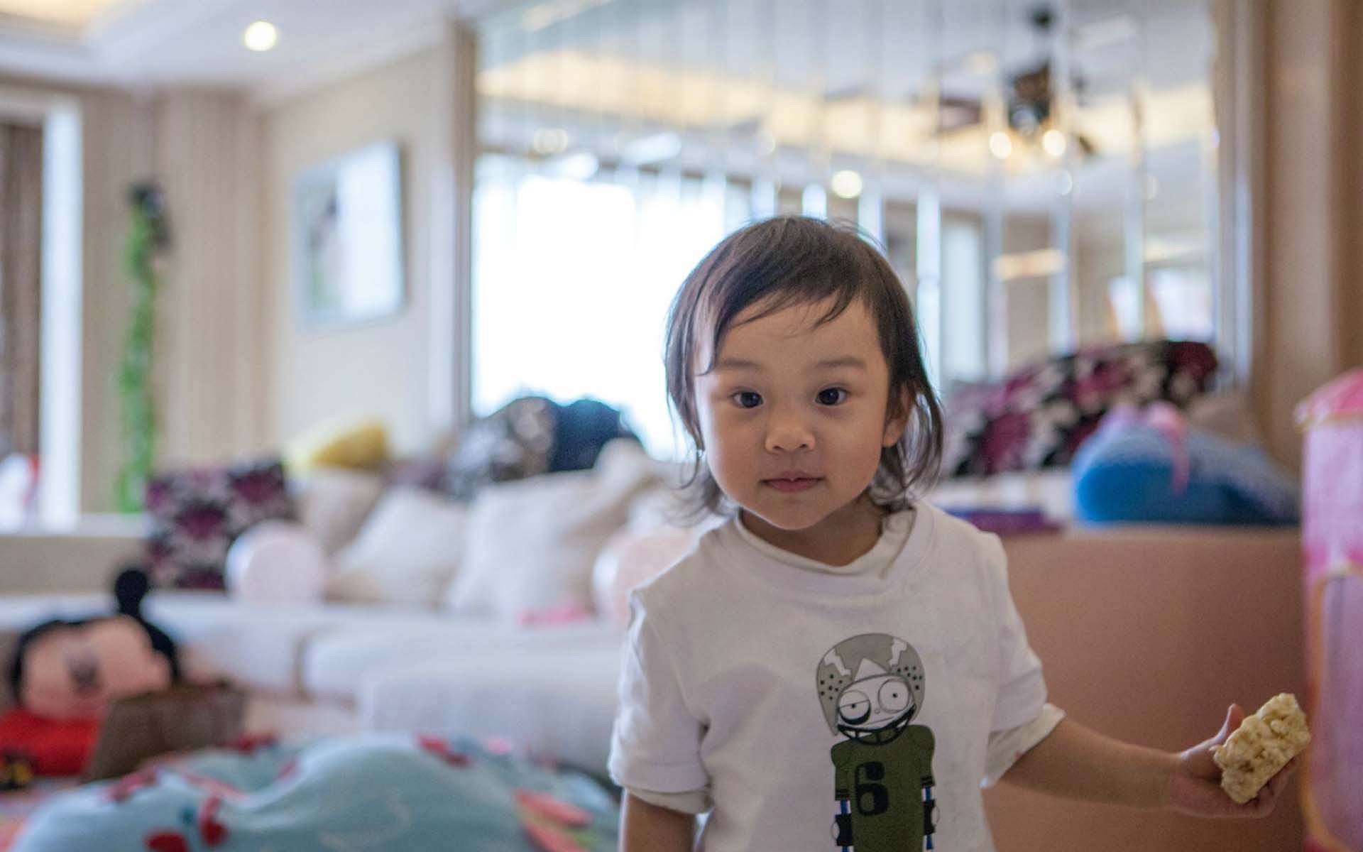 甜馨,爸爸回来了,搞怪,逗趣,萌娃