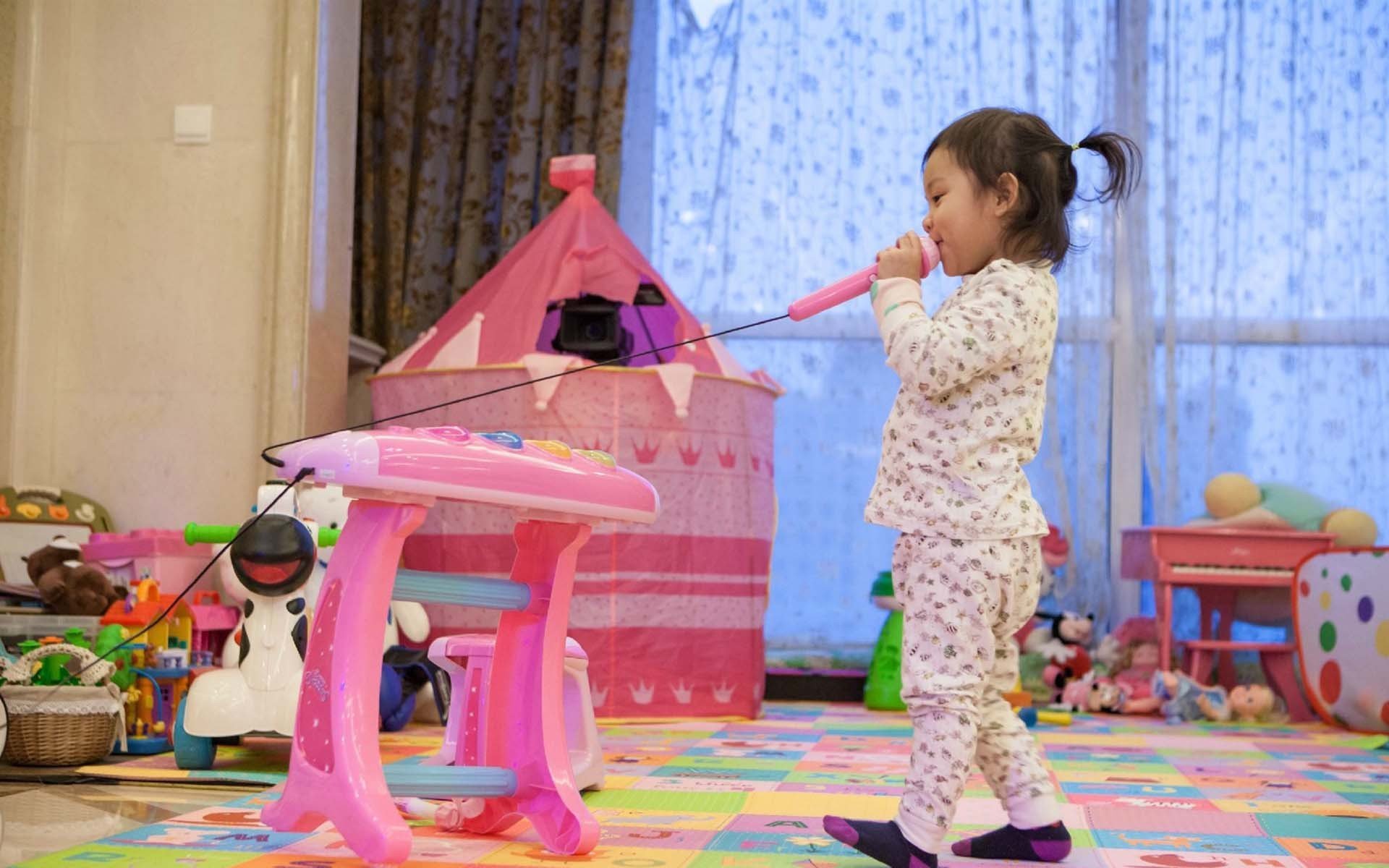 甜馨,爸爸回来了,搞怪,逗趣,萌娃