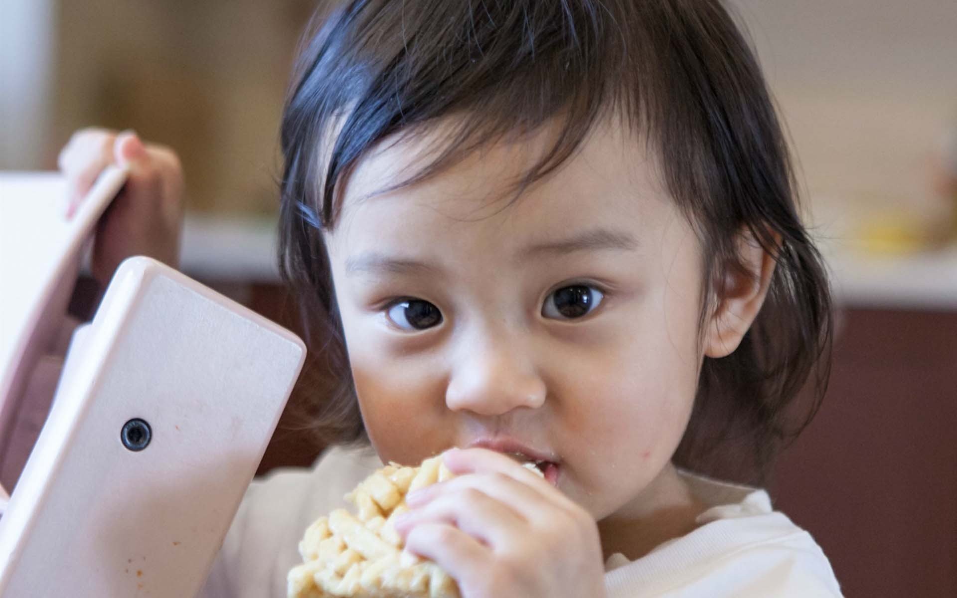 甜馨,爸爸回来了,搞怪,逗趣,萌娃