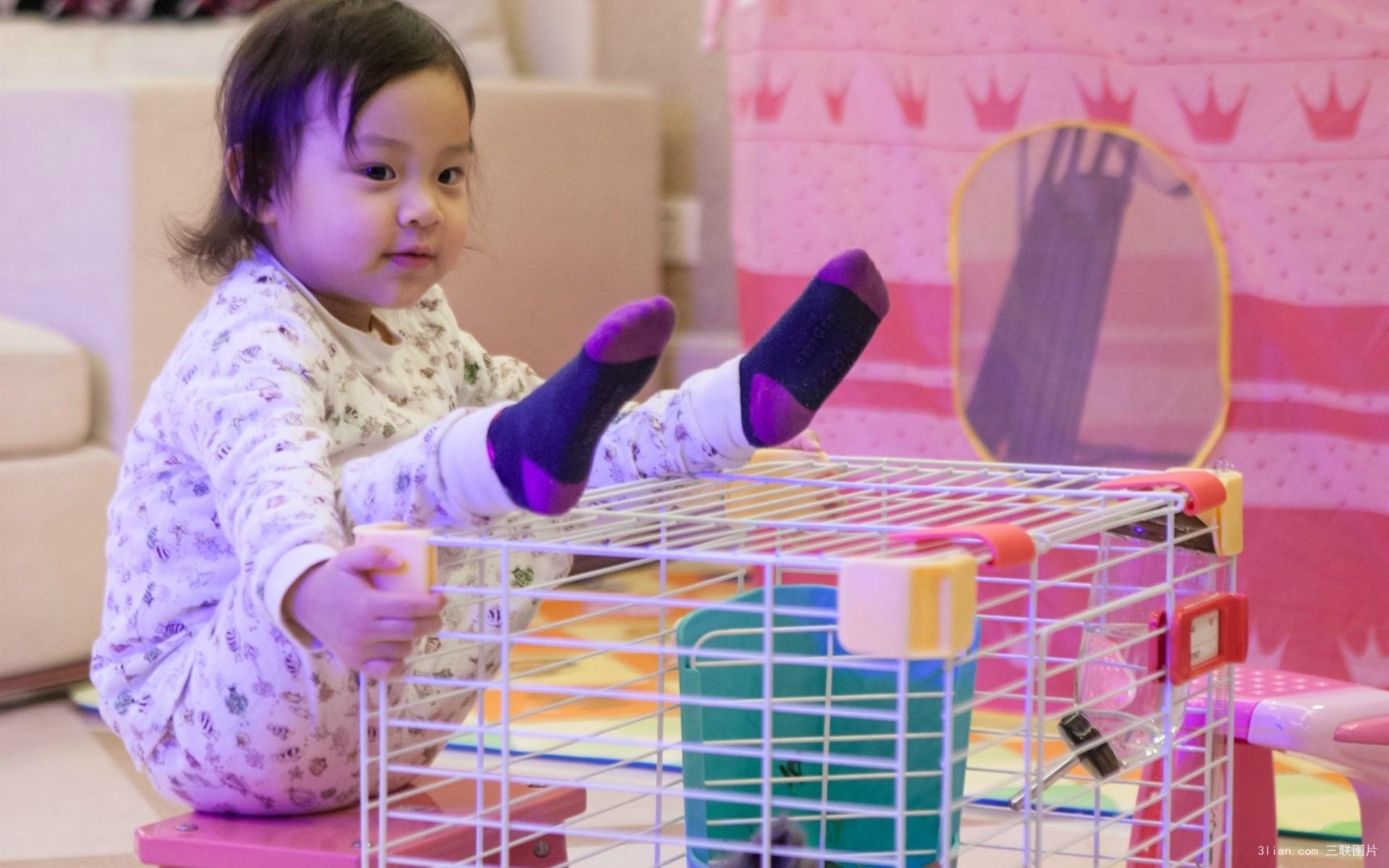 甜馨,爸爸回来了,搞怪,逗趣,萌娃