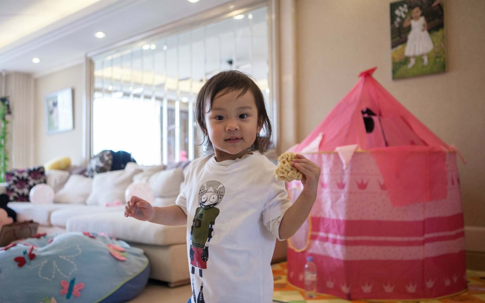 甜馨,爸爸回来了,搞怪,逗趣,萌娃