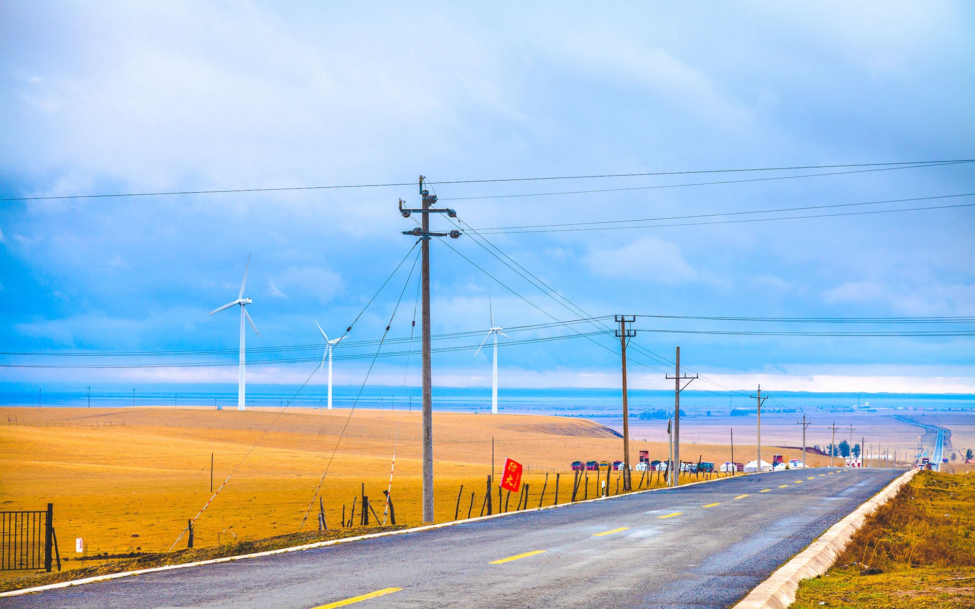 风景,自热风景,宁静公路,金黄麦田,蓝天白云