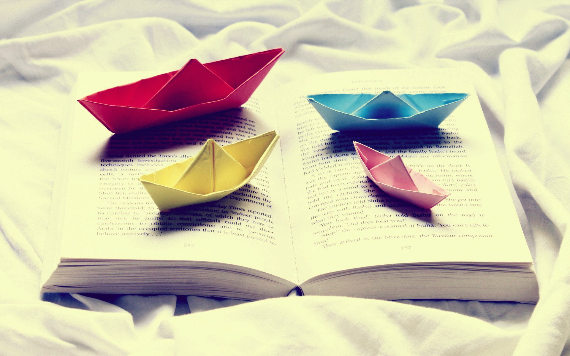 小清新,彩色纸船,书本,和谐温馨,宽屏