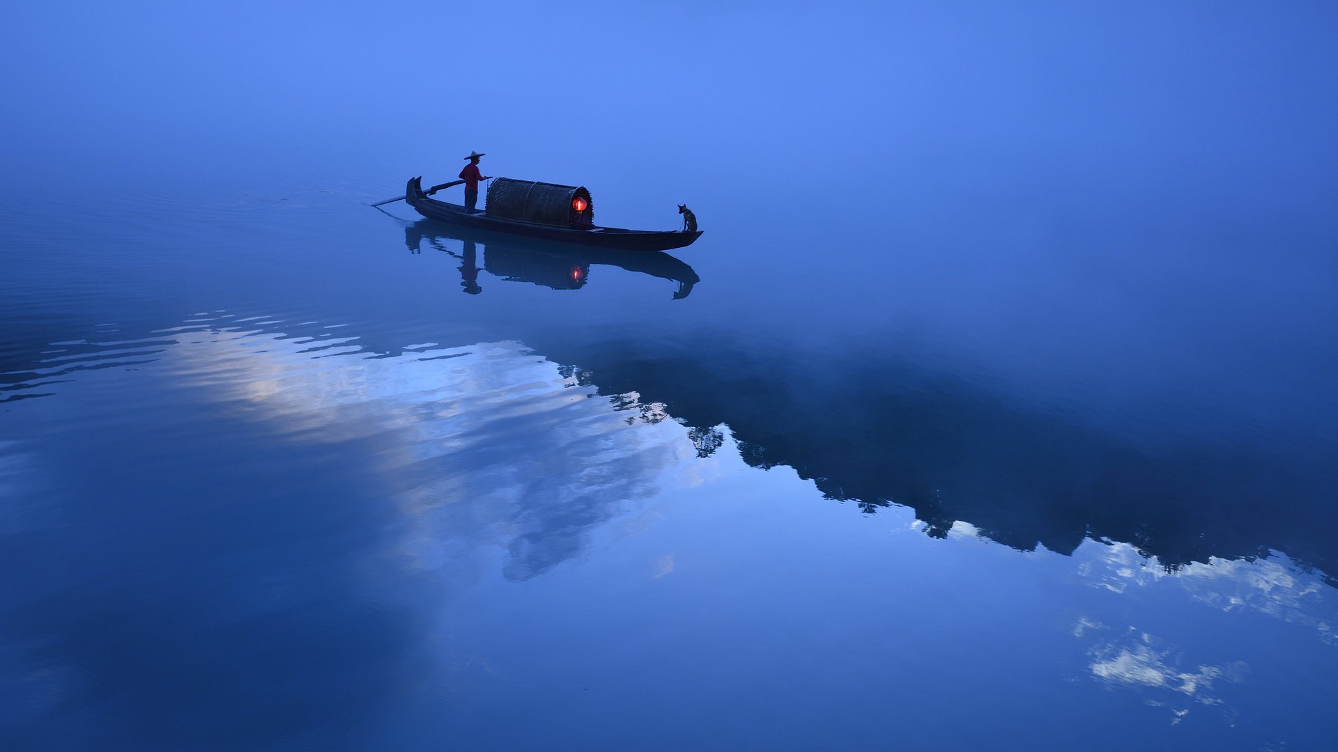 湖南小东江,云雾,渔船,渔夫和狗