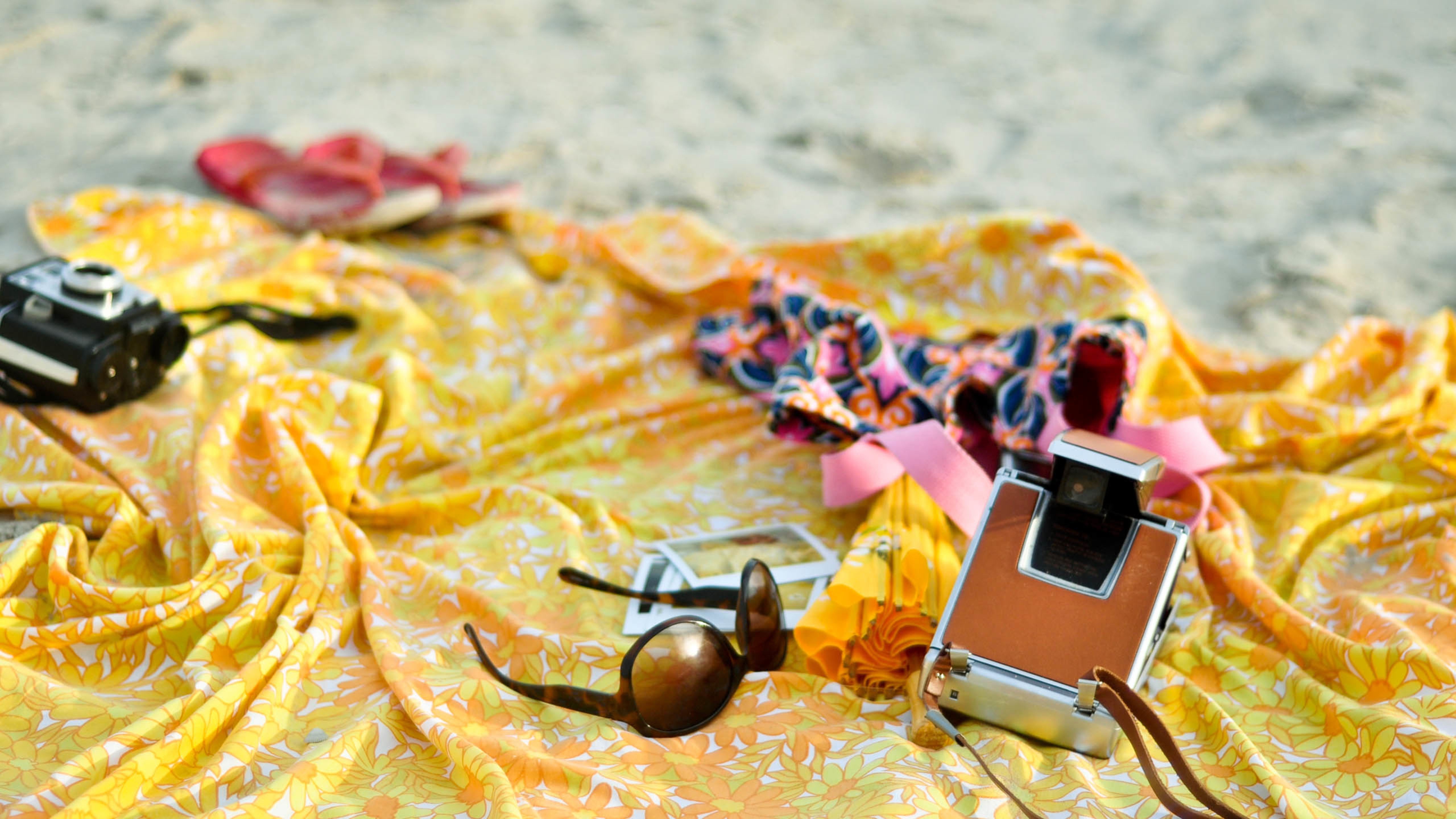 太阳镜,相机,沙滩