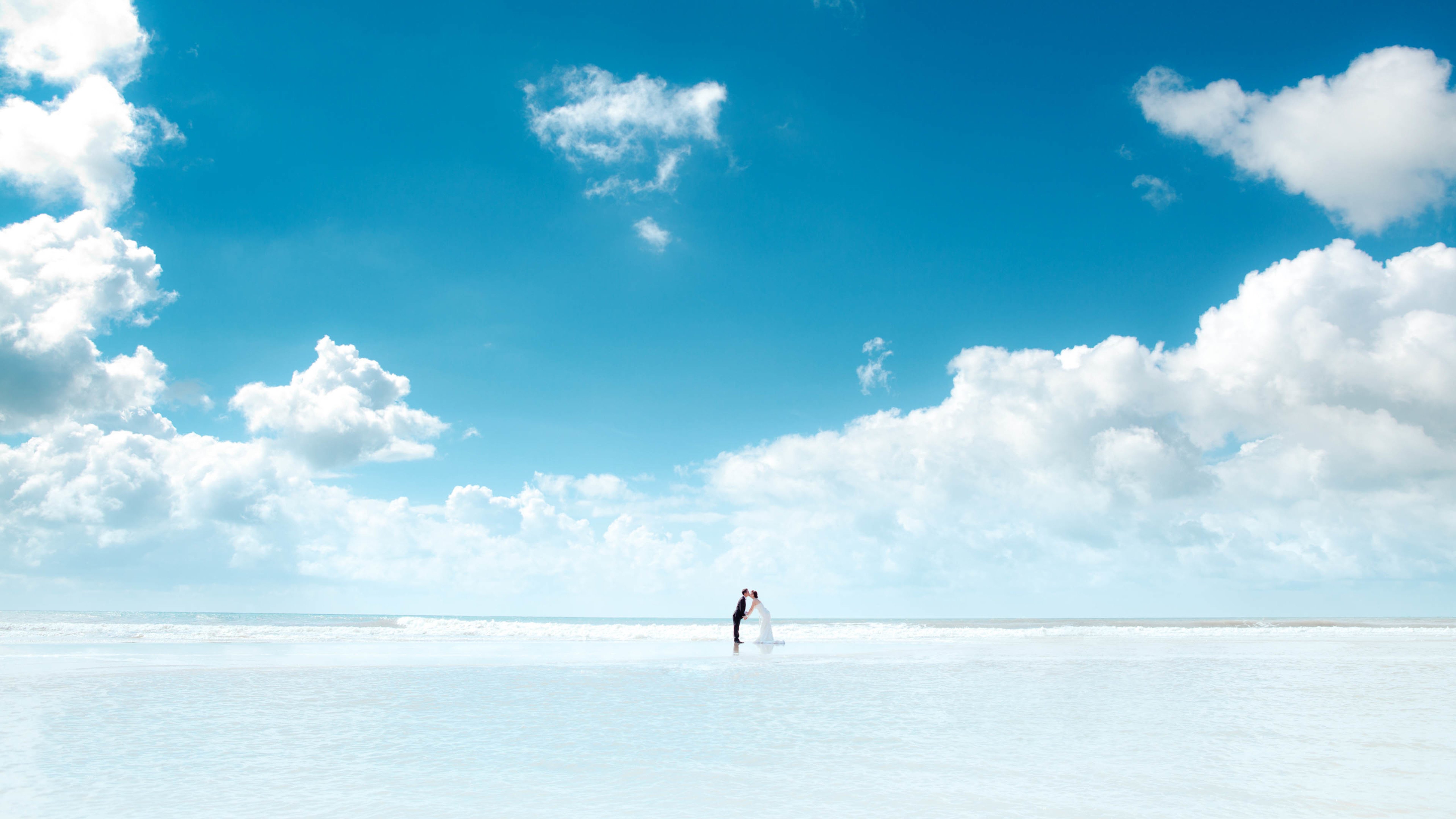 蓝天白云,湖水,情侣