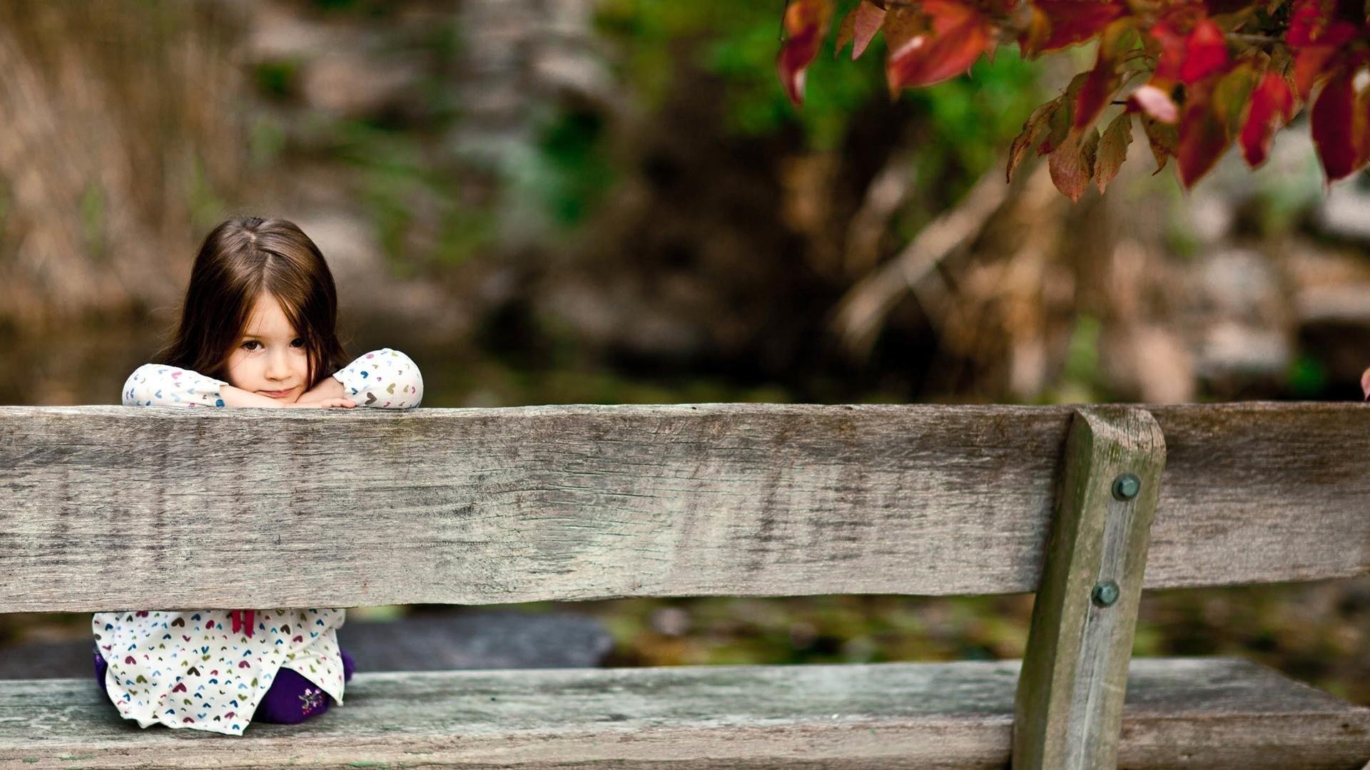 长椅上的小女孩