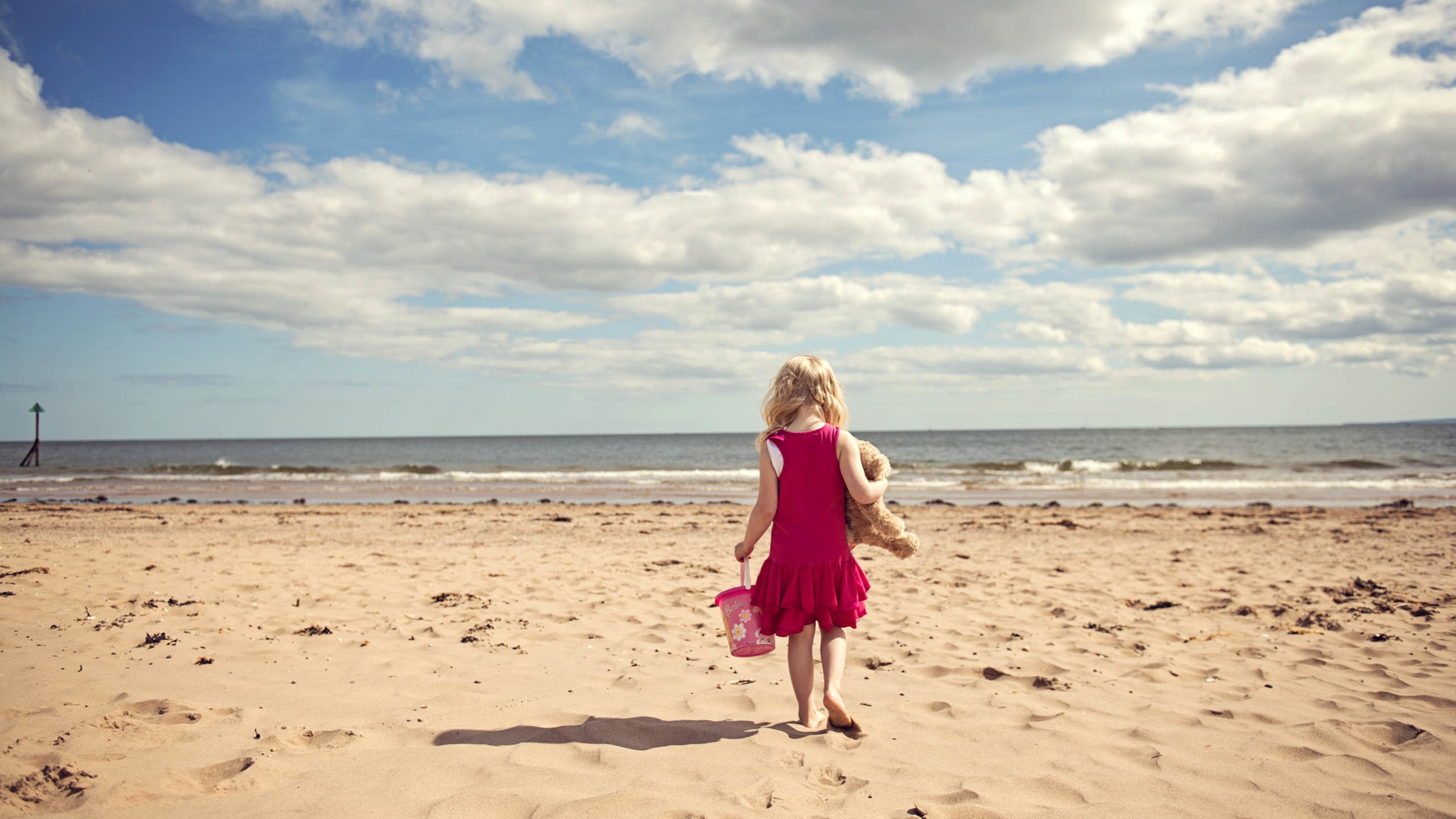 沙滩上的小女孩