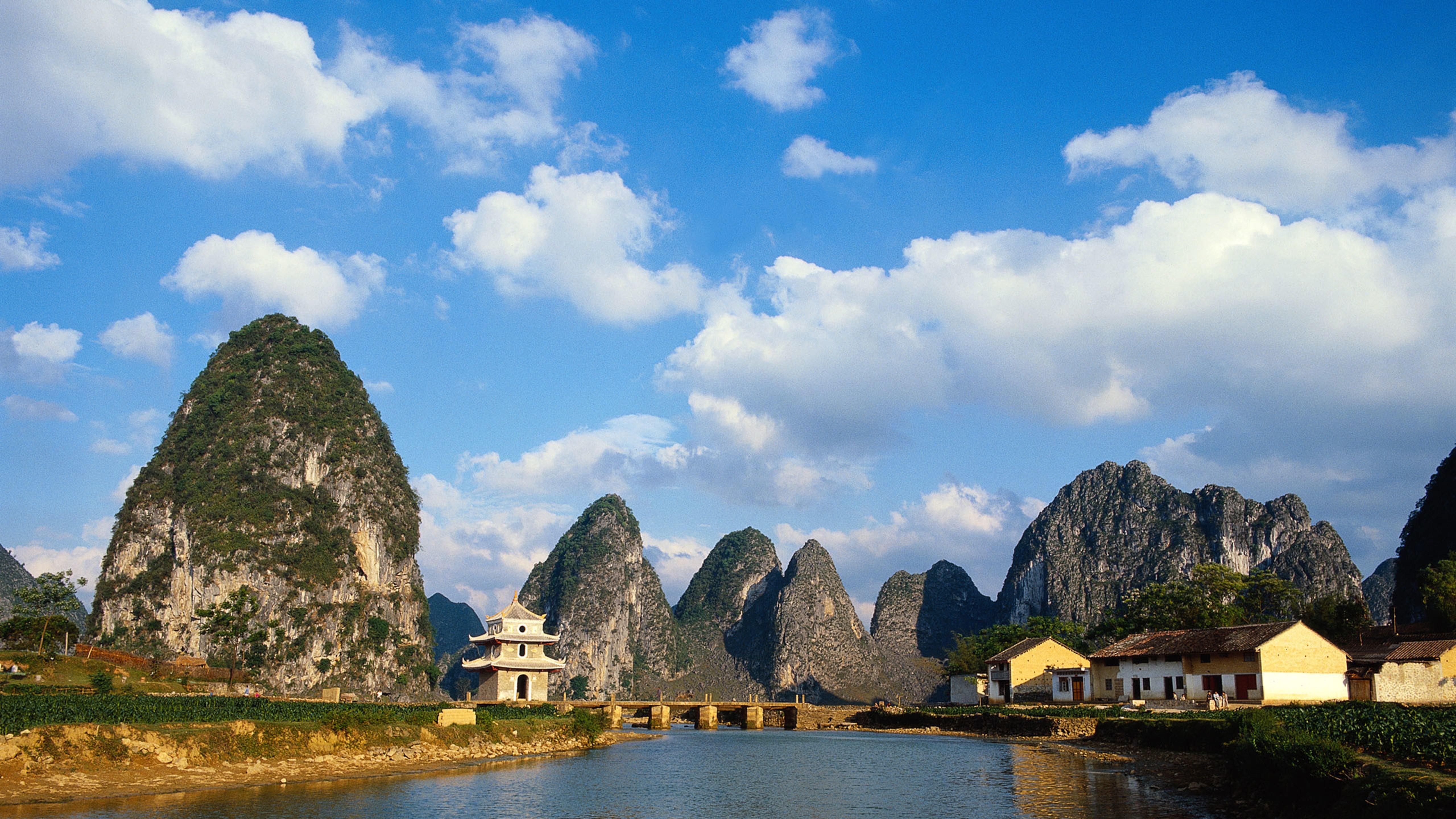 绿水青山,白云朵朵