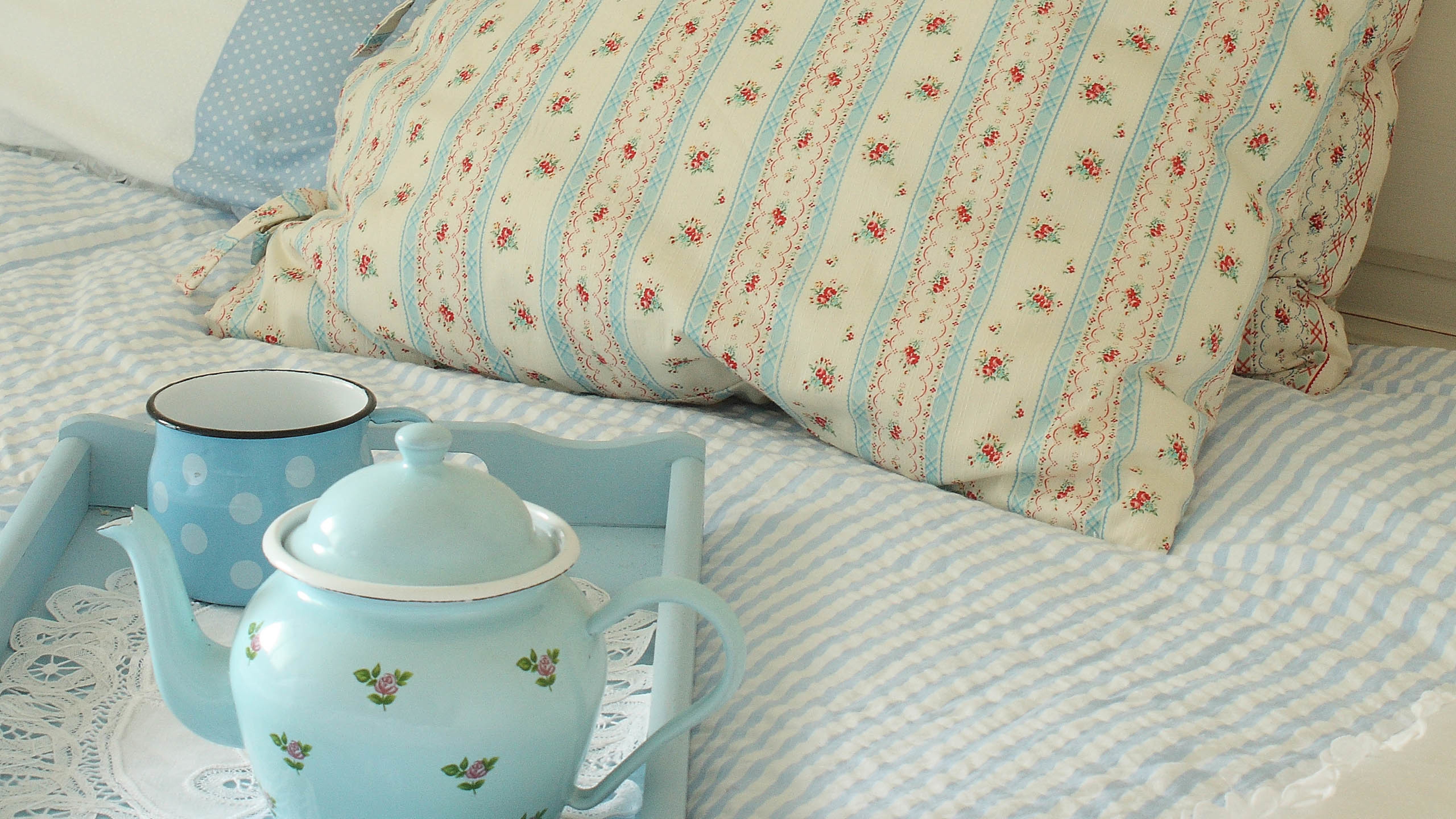 蓝色家居,床单,枕头,水壶