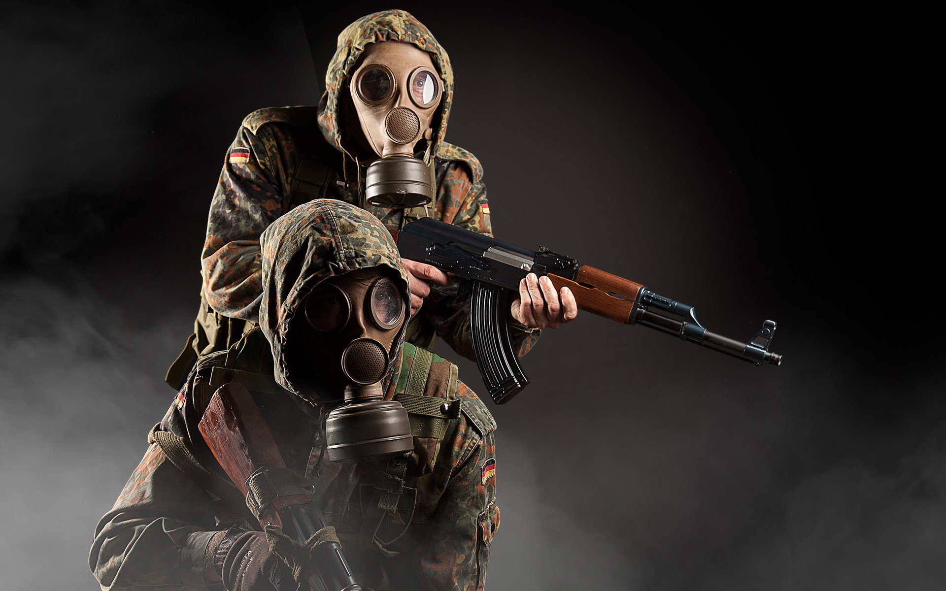 戴防毒面具的士兵