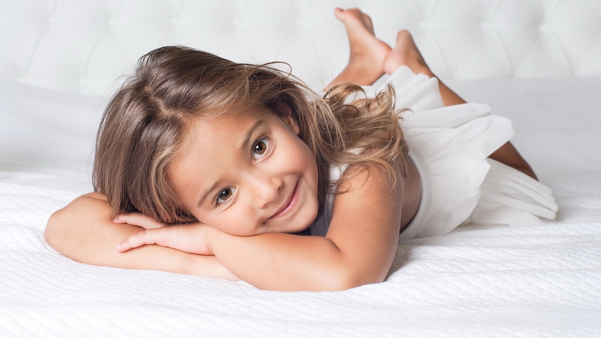 一双棕色的眼睛,小女孩