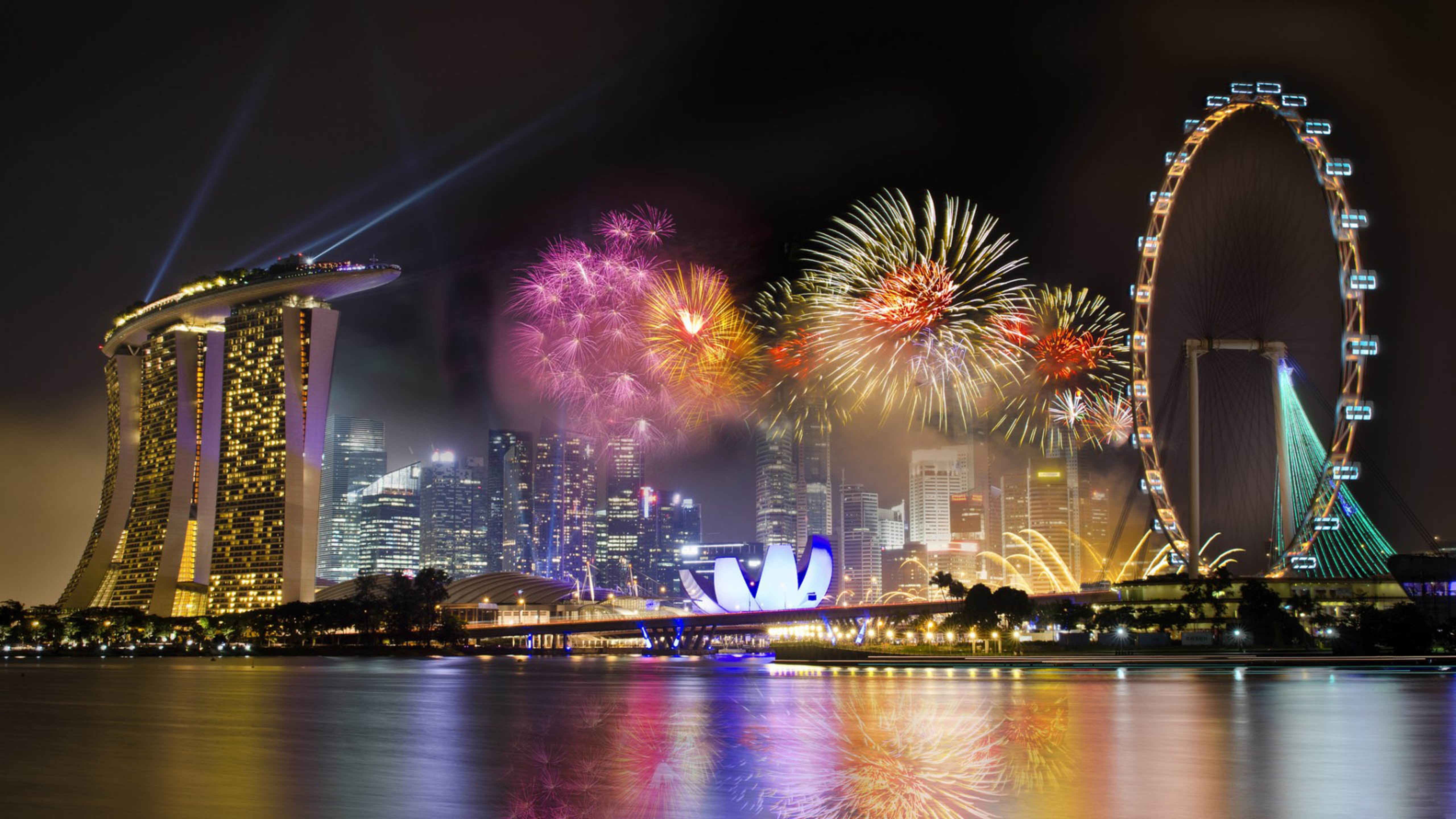 城市夜景,绚烂的烟花,旋转的摩天轮
