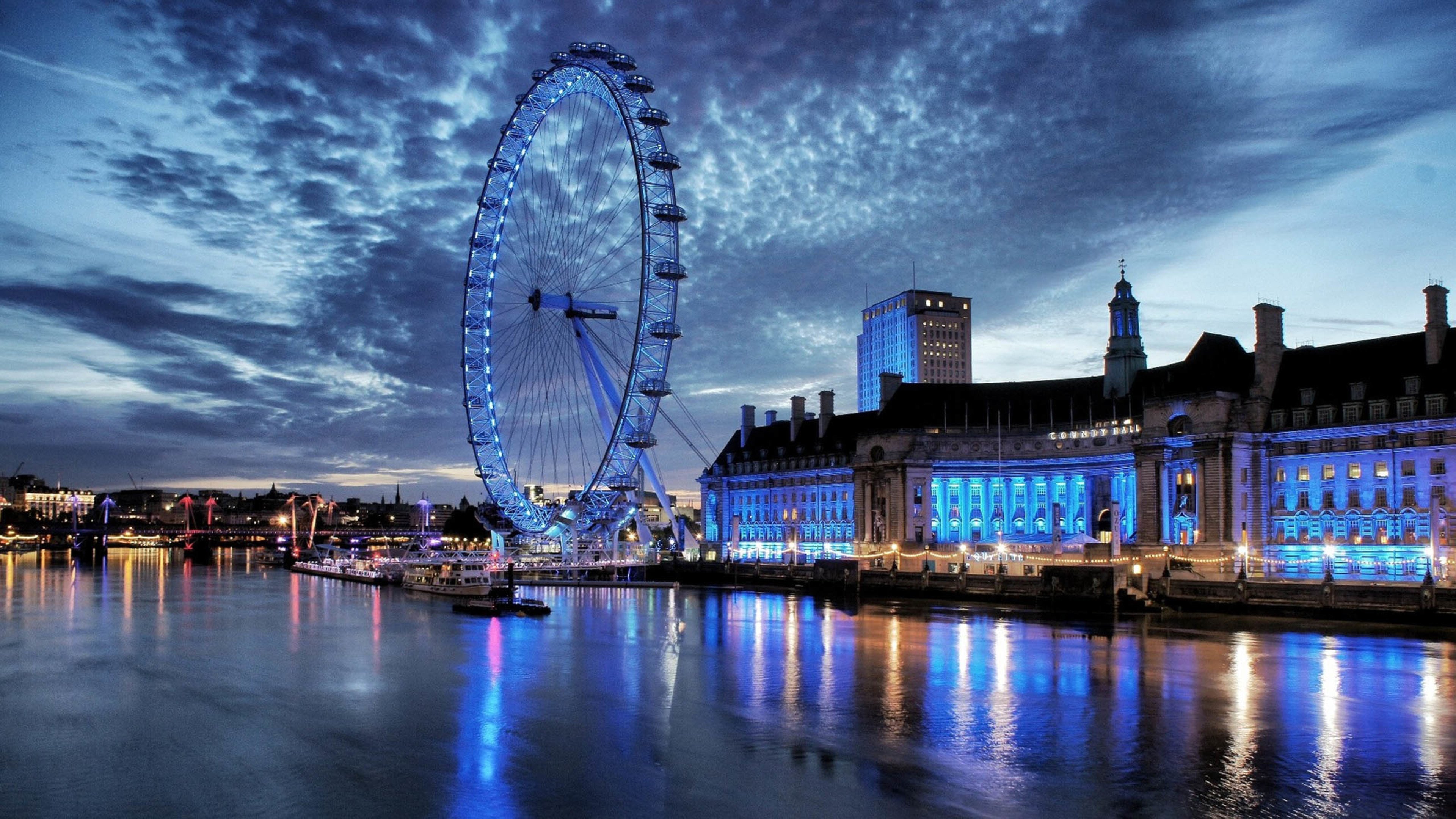 夜景中的摩天轮