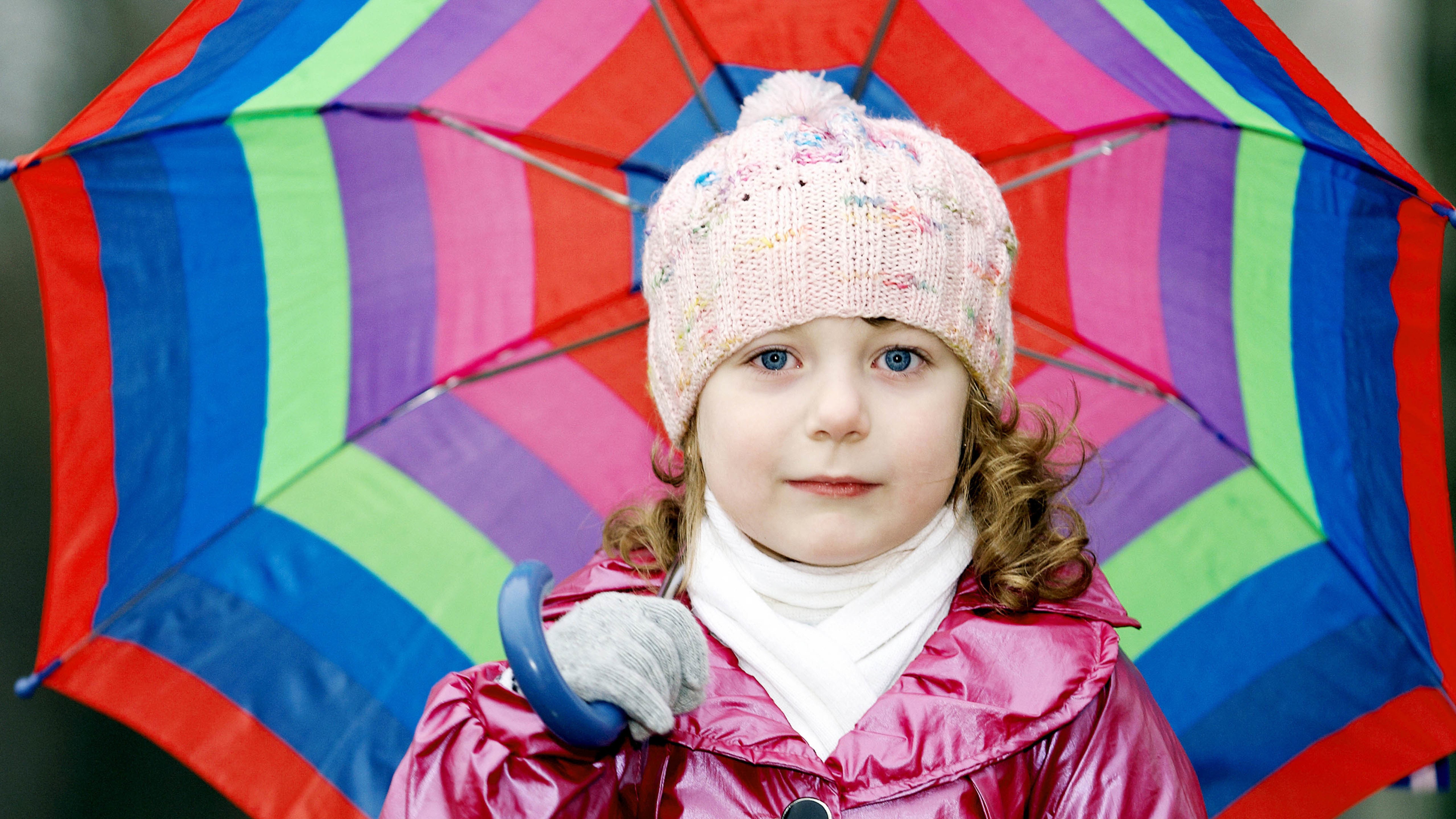 雨伞下的小女孩