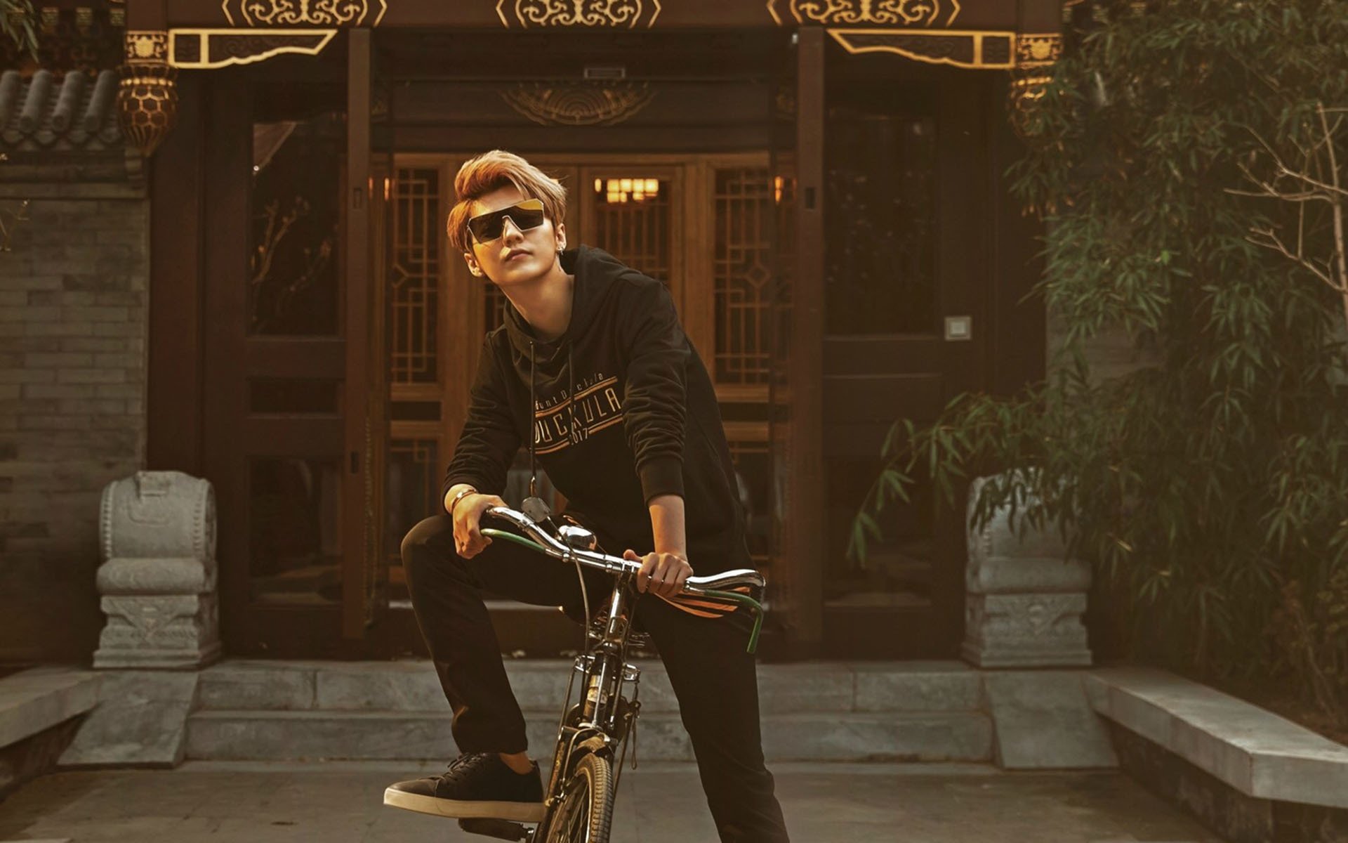 鹿晗,街拍,自行车