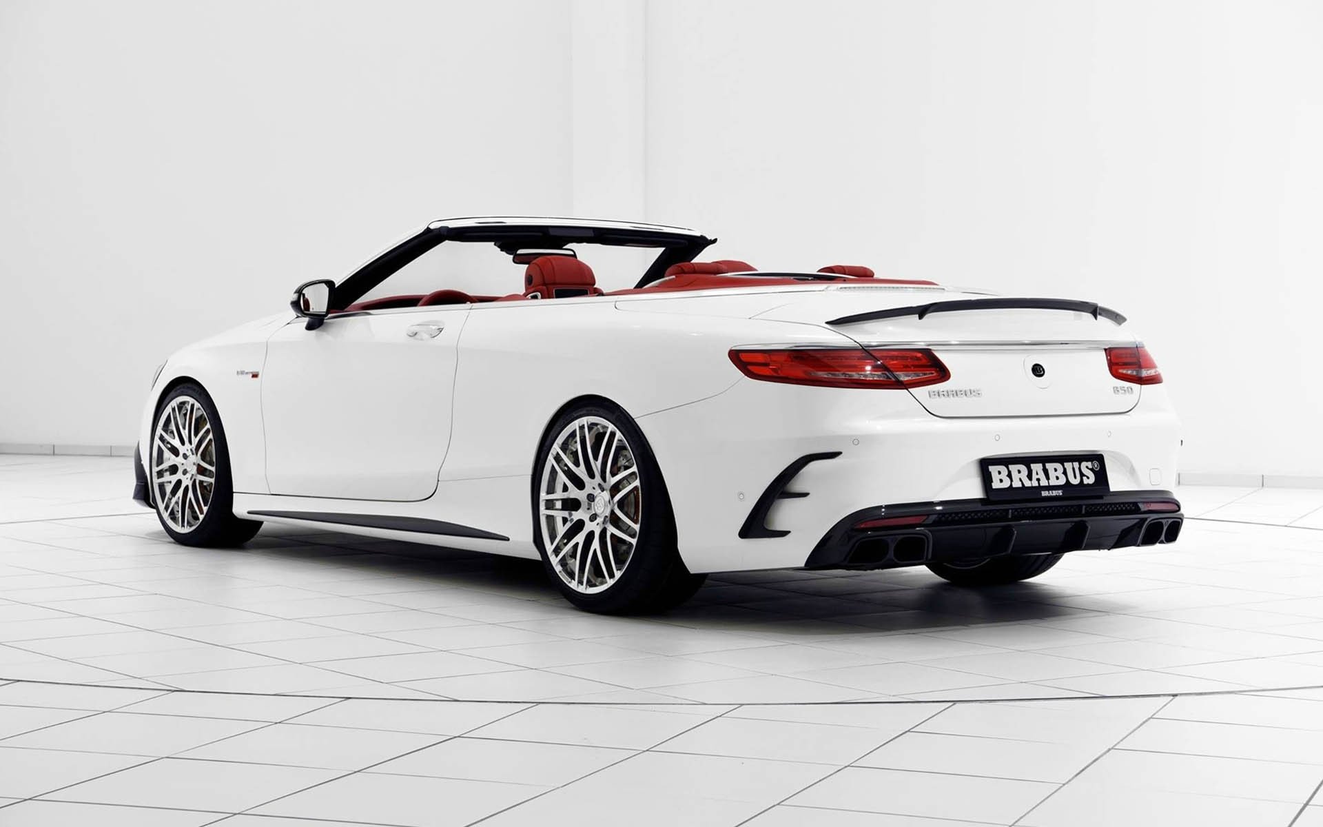 巴博斯,白色敞篷跑车