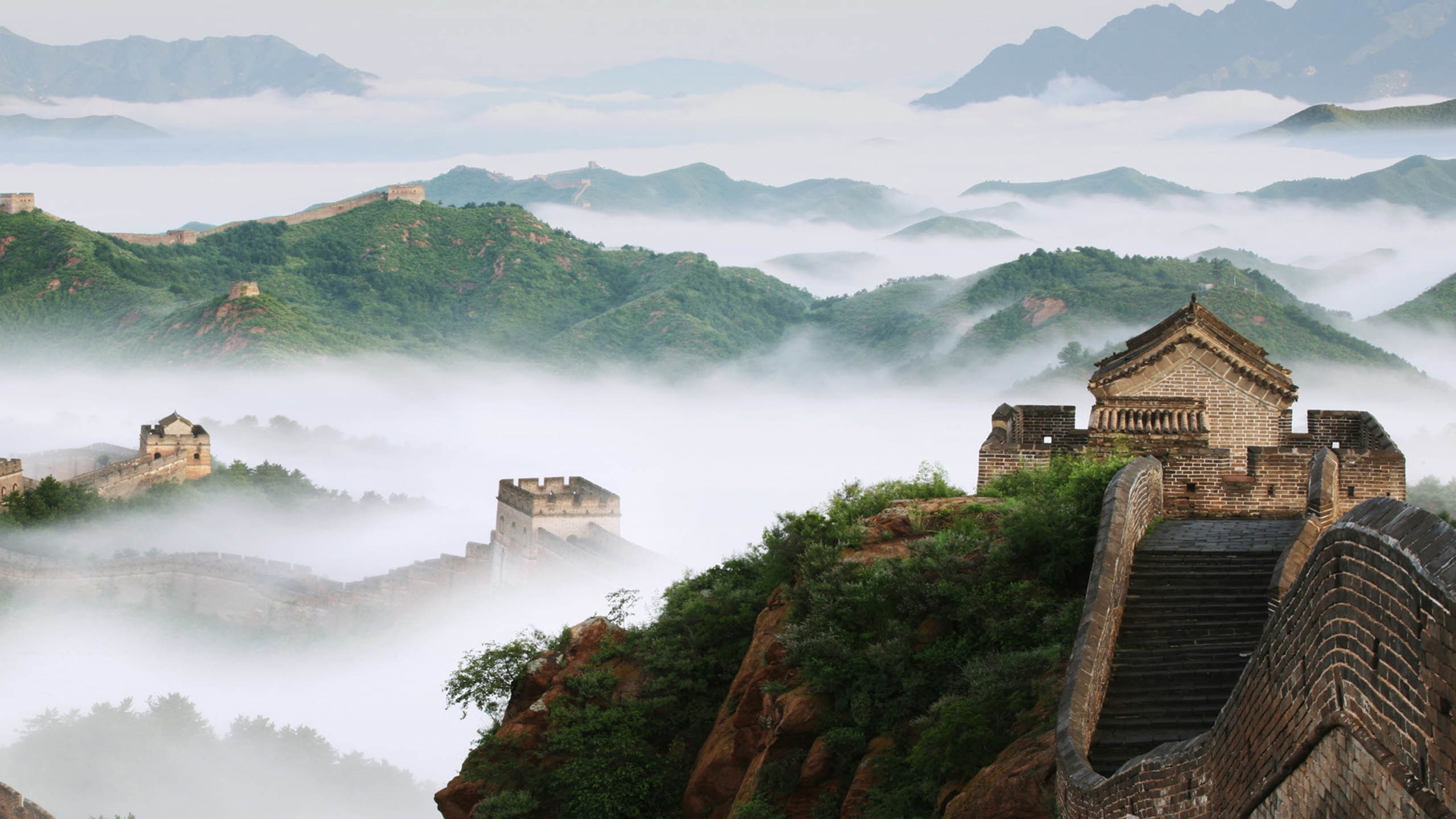 雄伟长城,烟雾缭绕