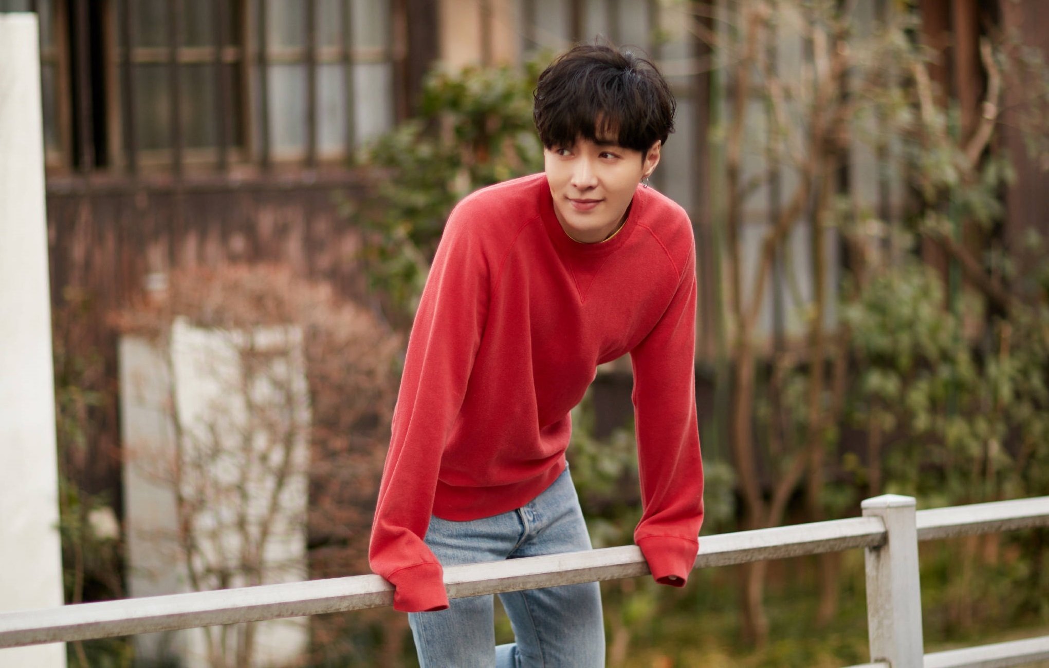 张艺兴,街拍,红色毛衣