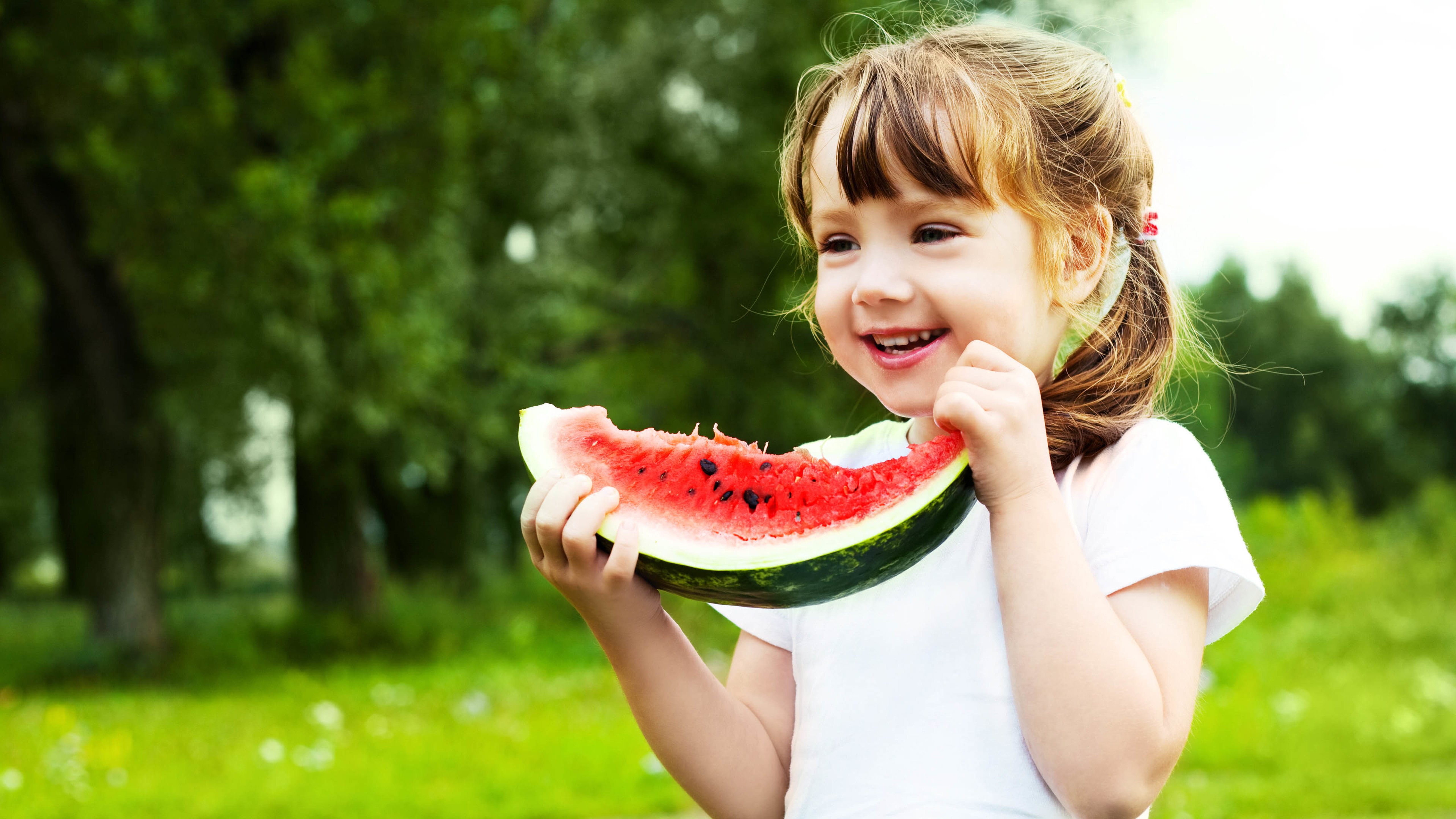 吃西瓜的小女孩