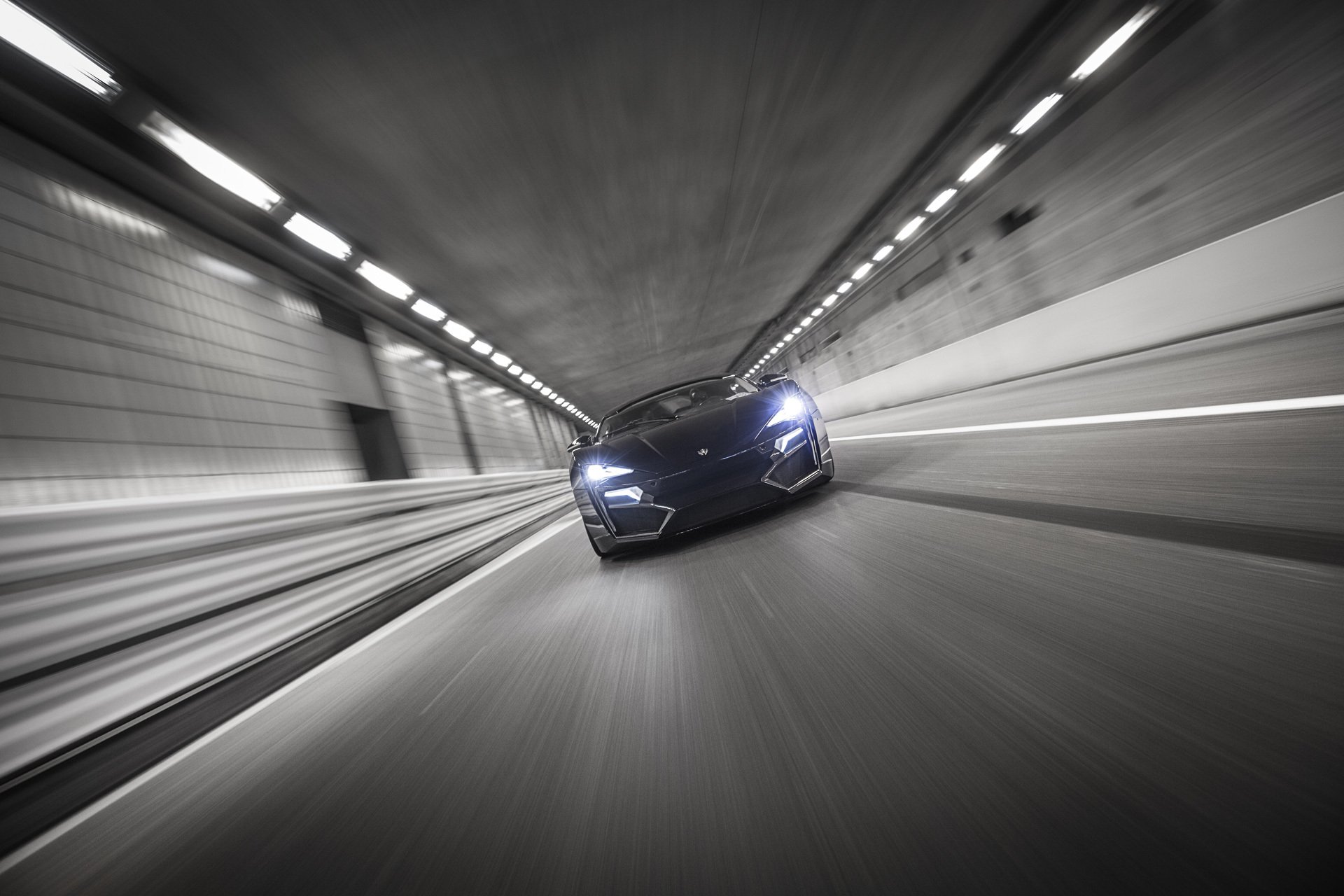 WMotors,黑色跑车,隧道