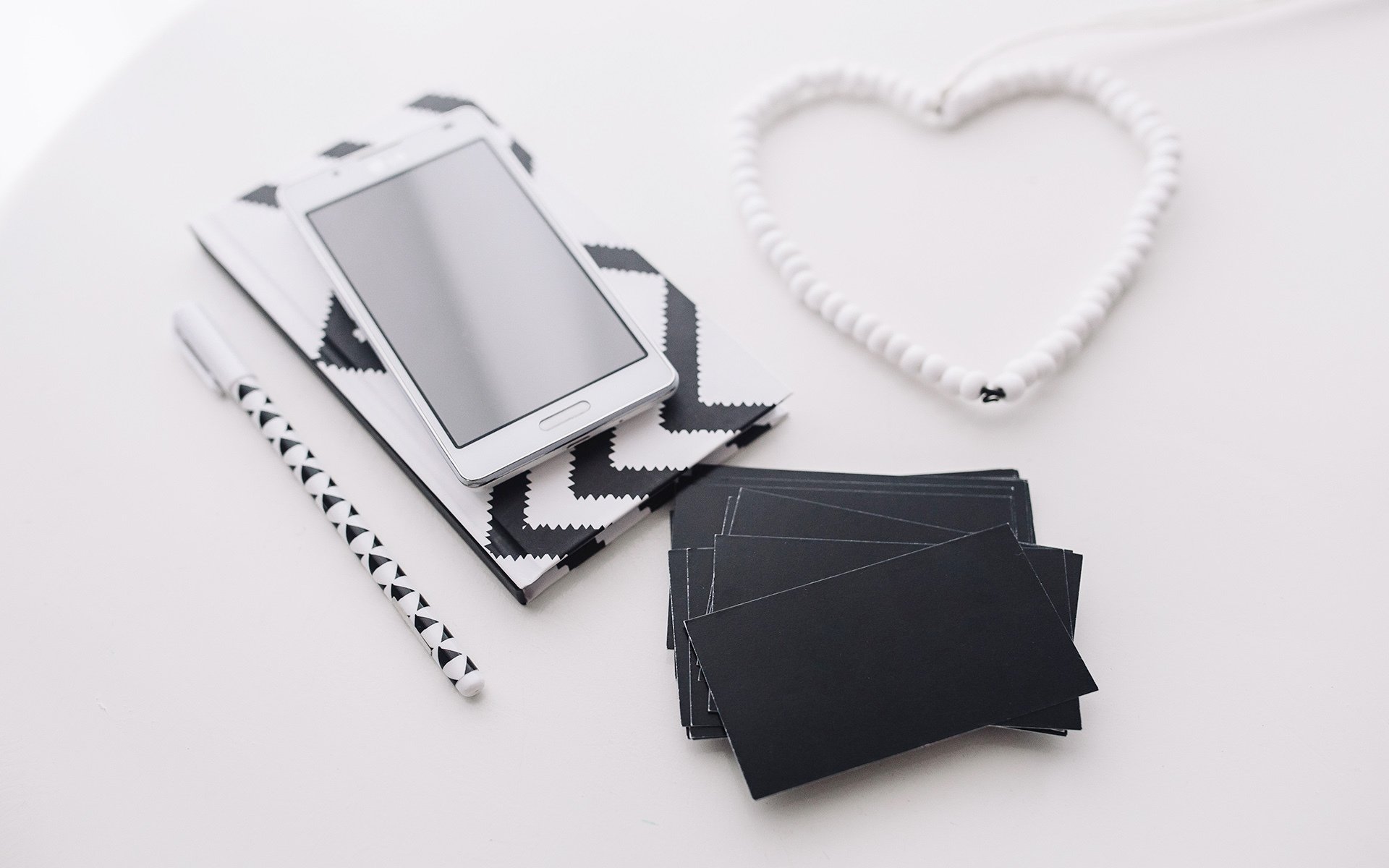 静物写真,简约书桌,手机