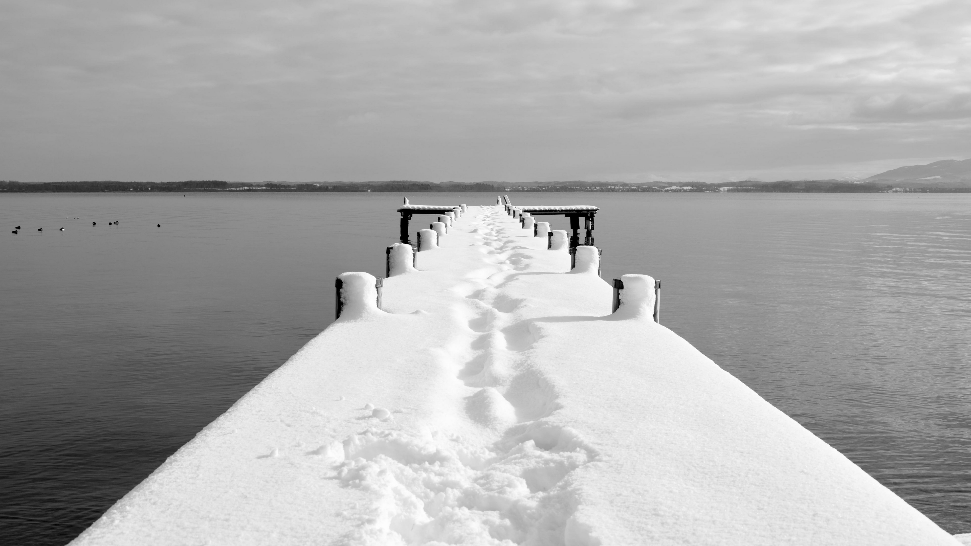 桥上的一片雪景