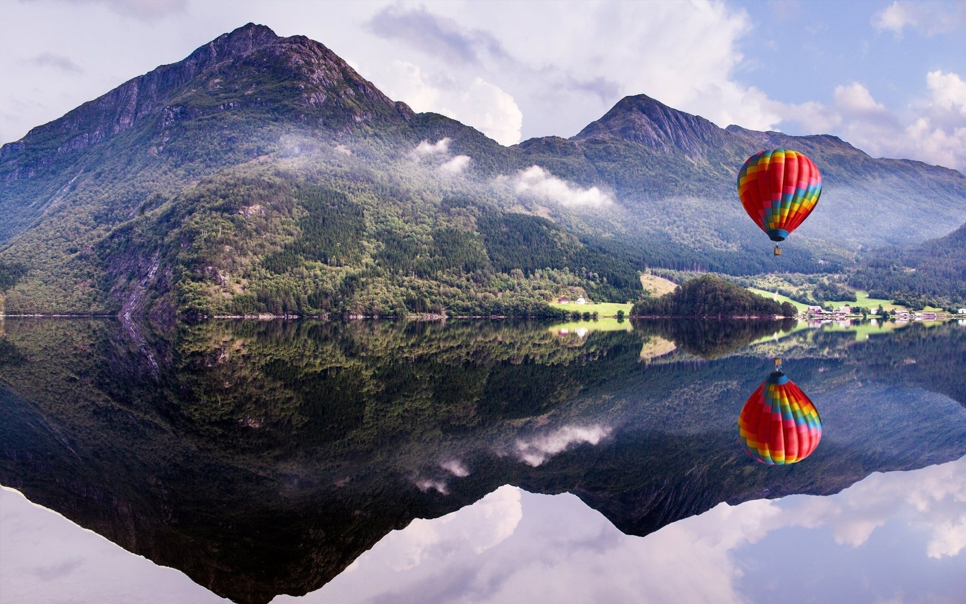 蓝天白云,水中的氢气球