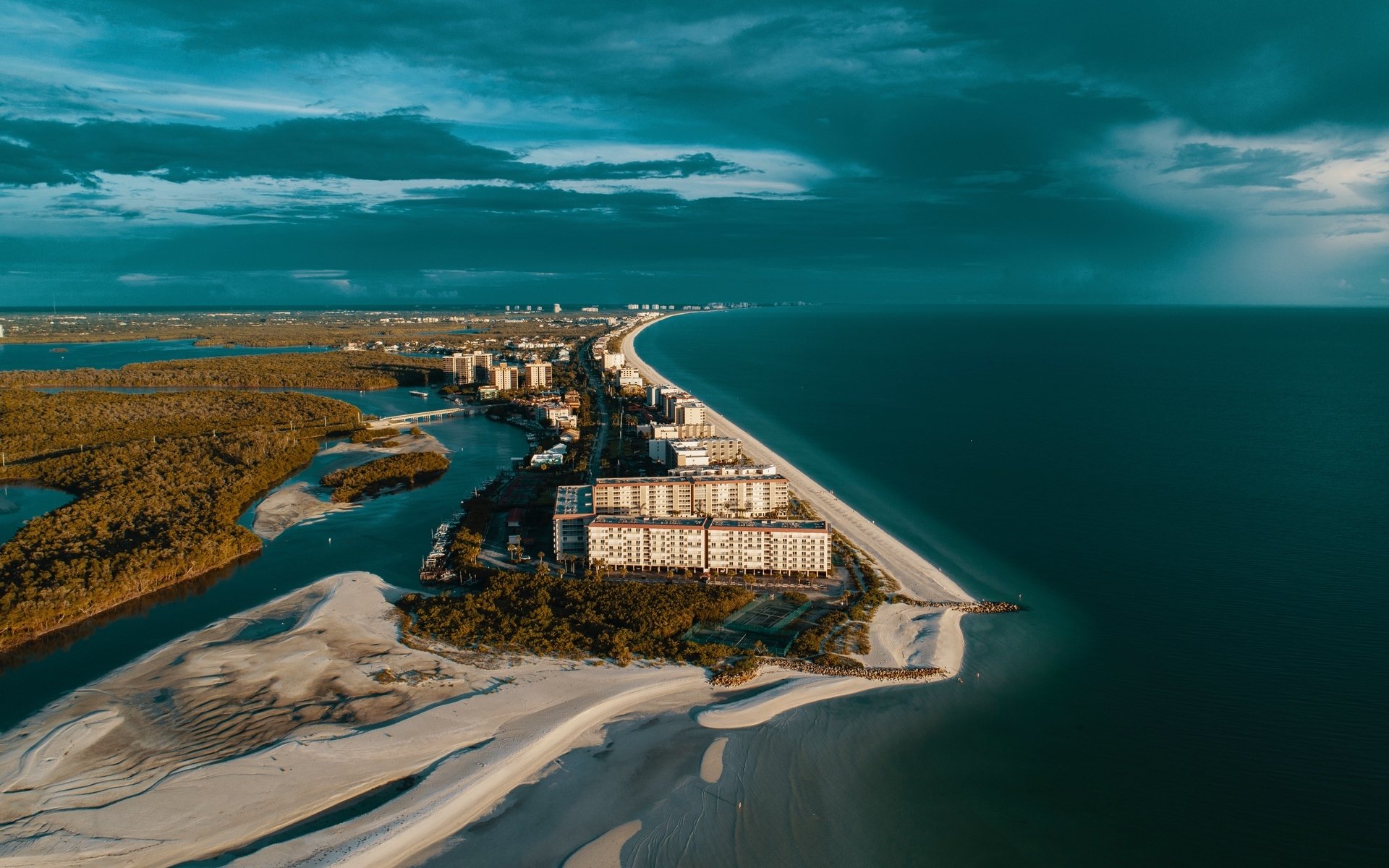 落日余晖,夕阳下海边美景