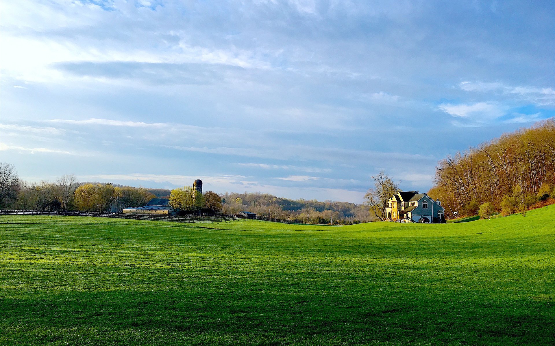蓝天白云,绿色草坪,乡间小屋