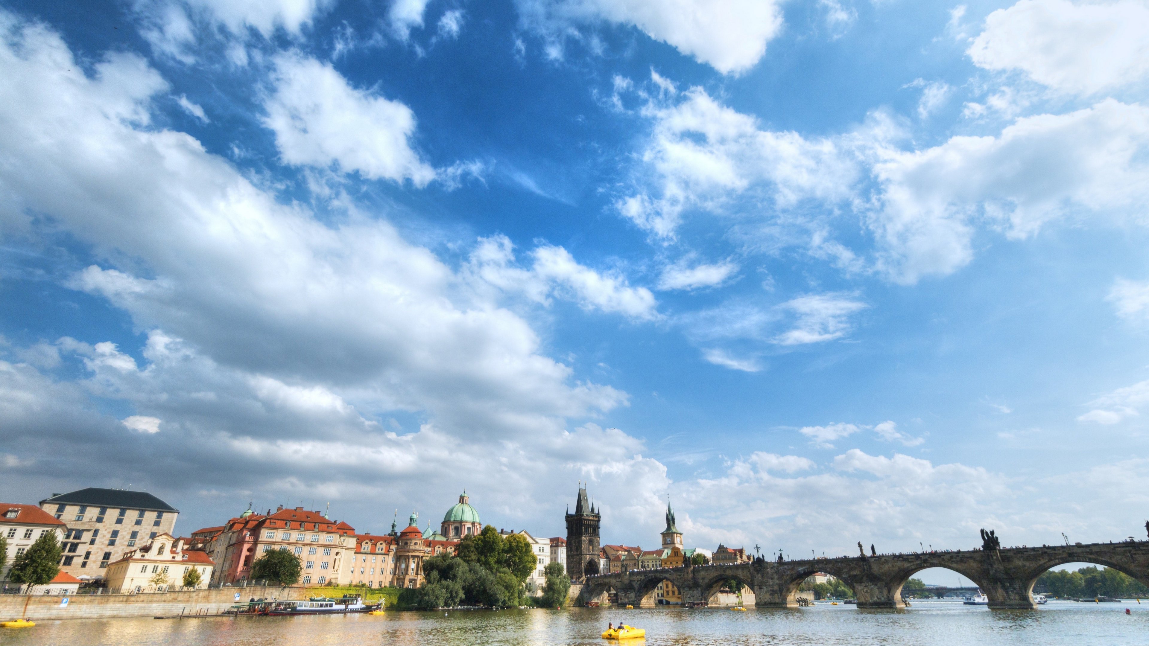 蓝天,白云,湖上的城堡