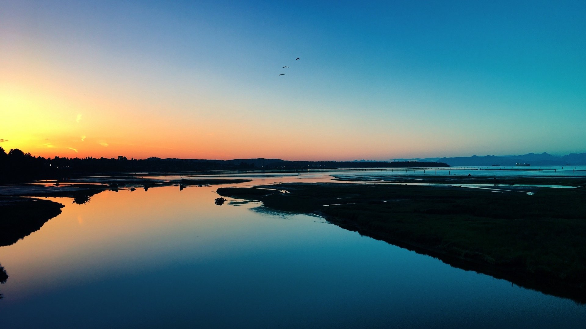 落日余晖,夕阳湖中美景