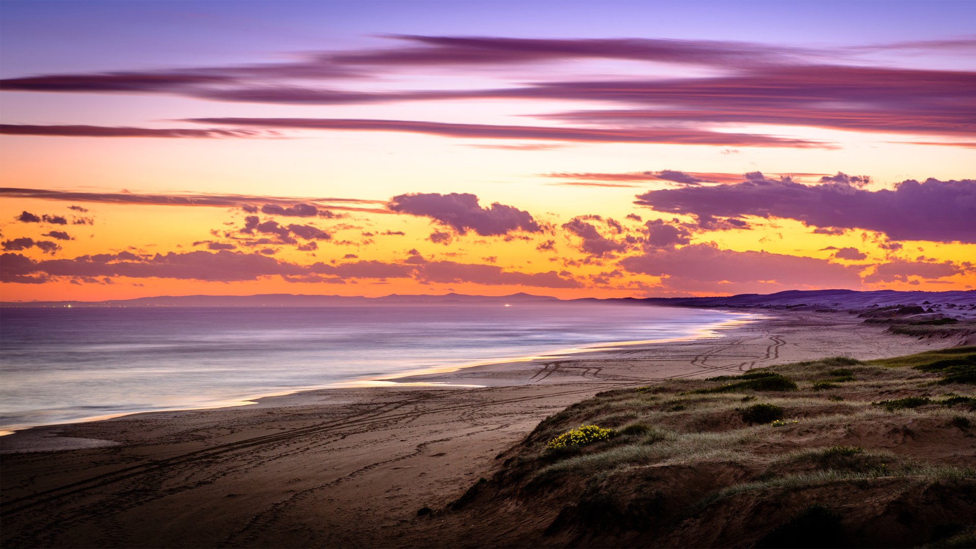 落日余晖,余晖下的湖面