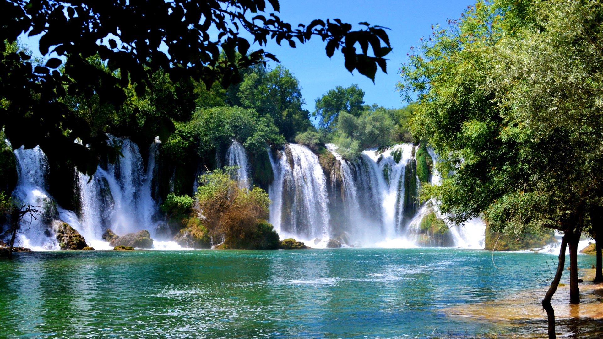 炎炎夏日,瀑布,绿树