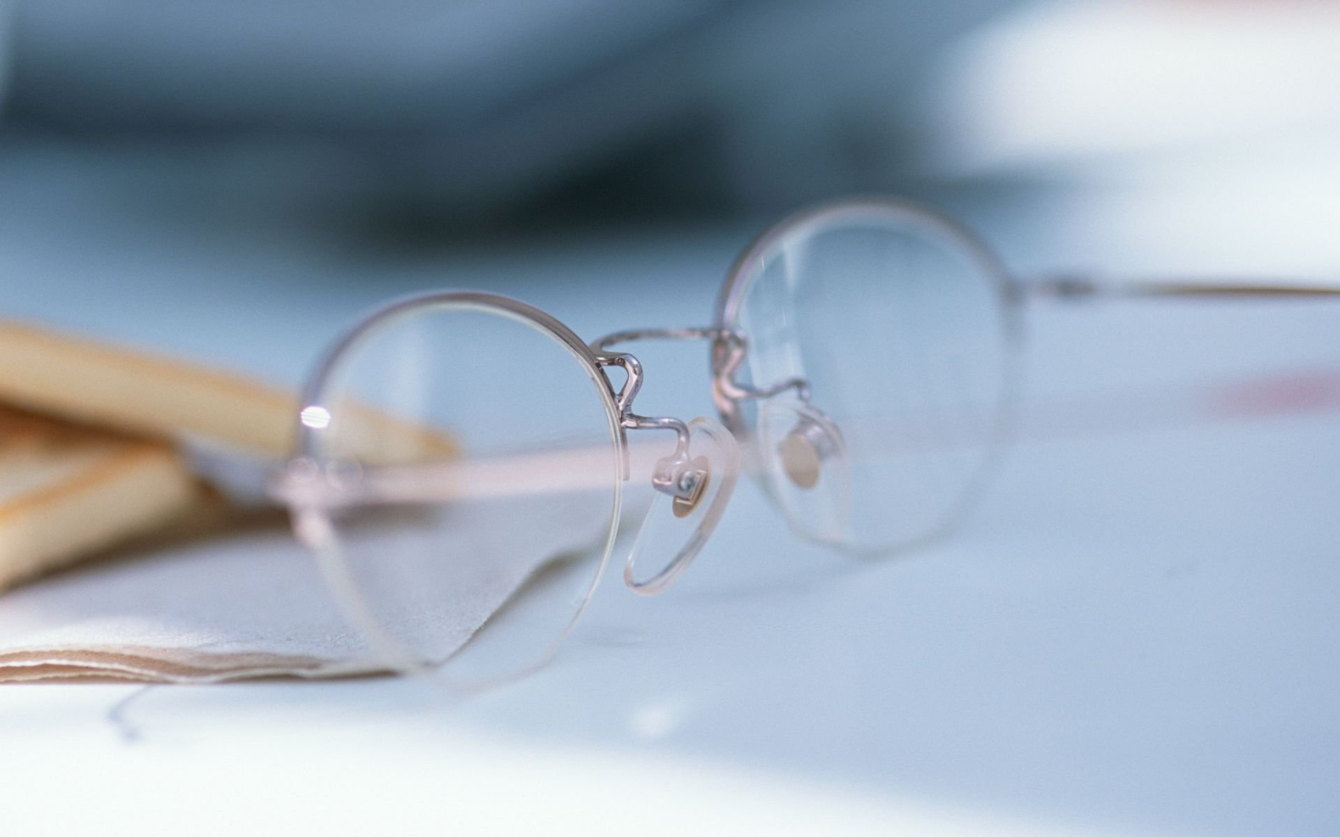 静物写真,书桌上的眼镜