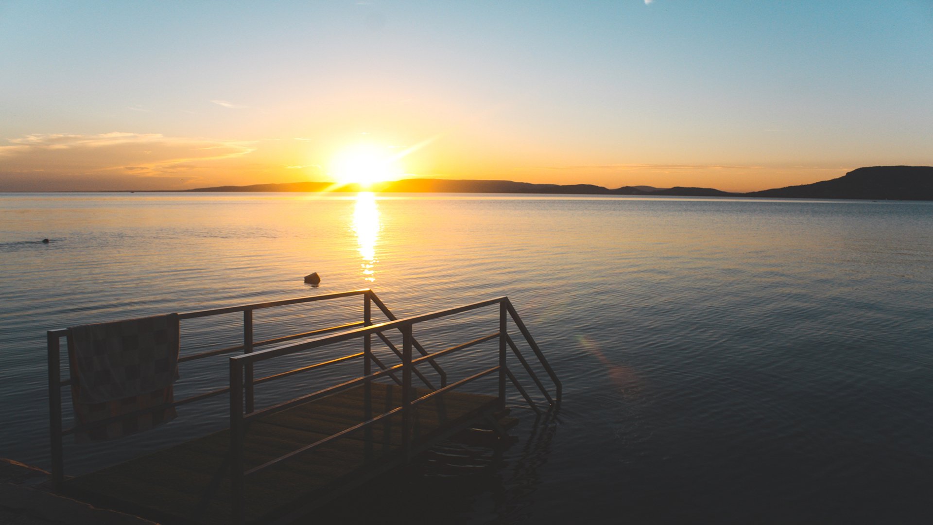 落日余晖,黄昏的栈桥美景