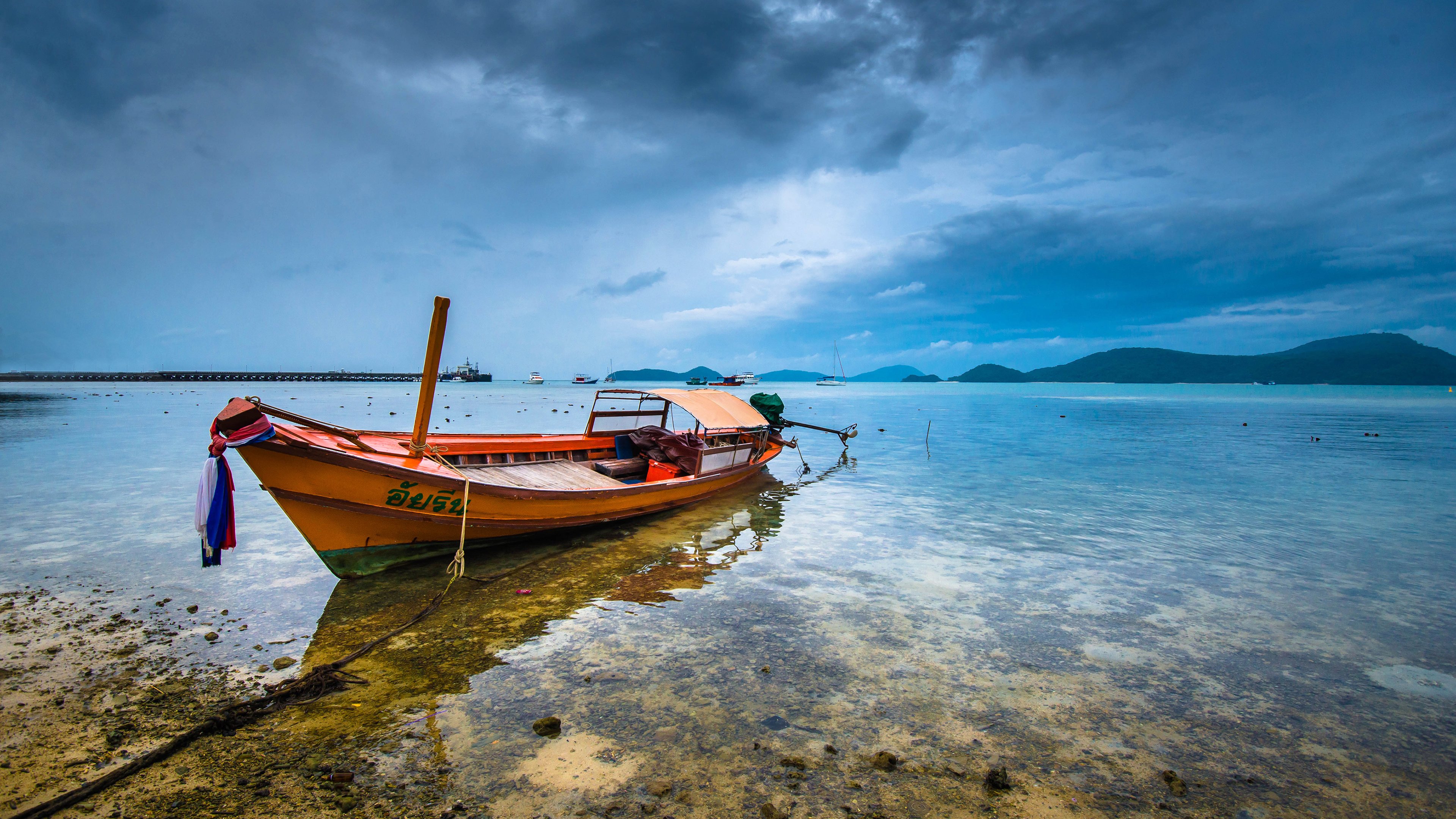 清澈湖面上的小船