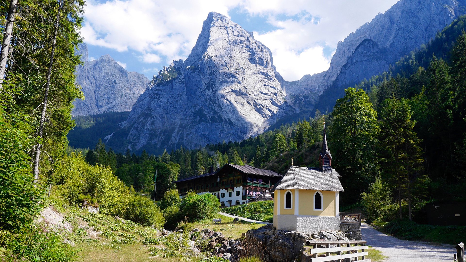自然风光,群山环绕的欧洲小镇