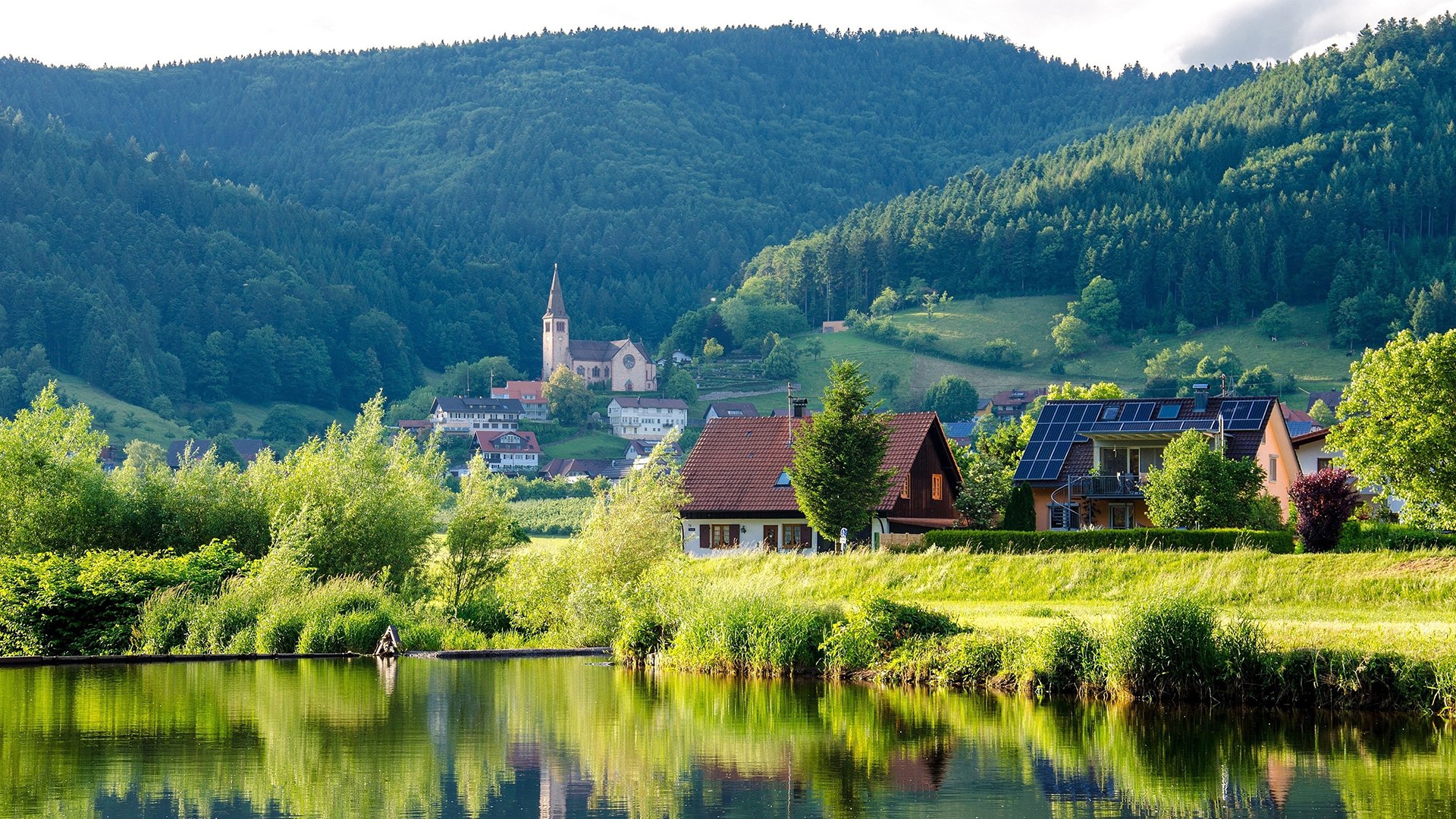 自然风光,群山环绕的欧洲小镇