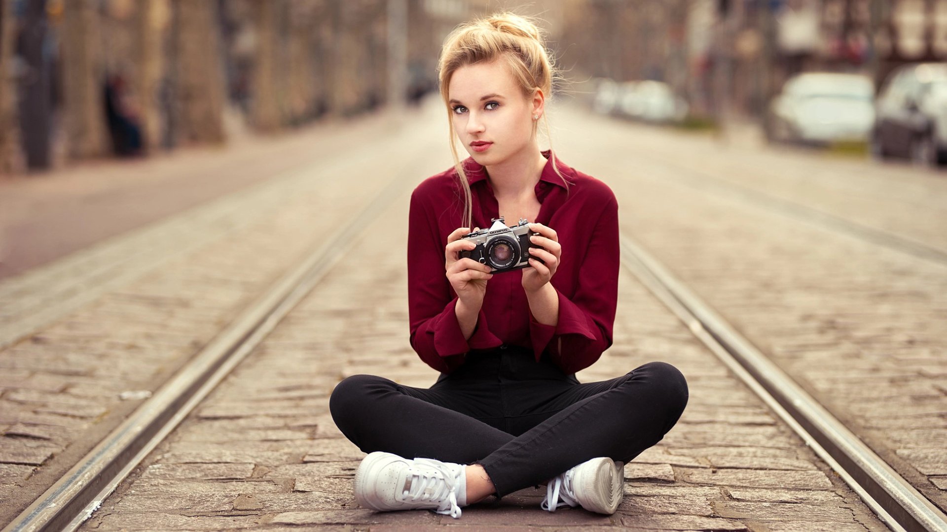 欧美女神,铁轨,城市,照相机