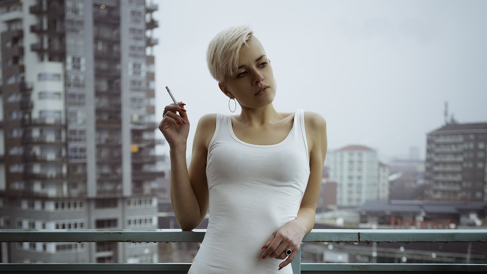 欧美女神,白背心,烟